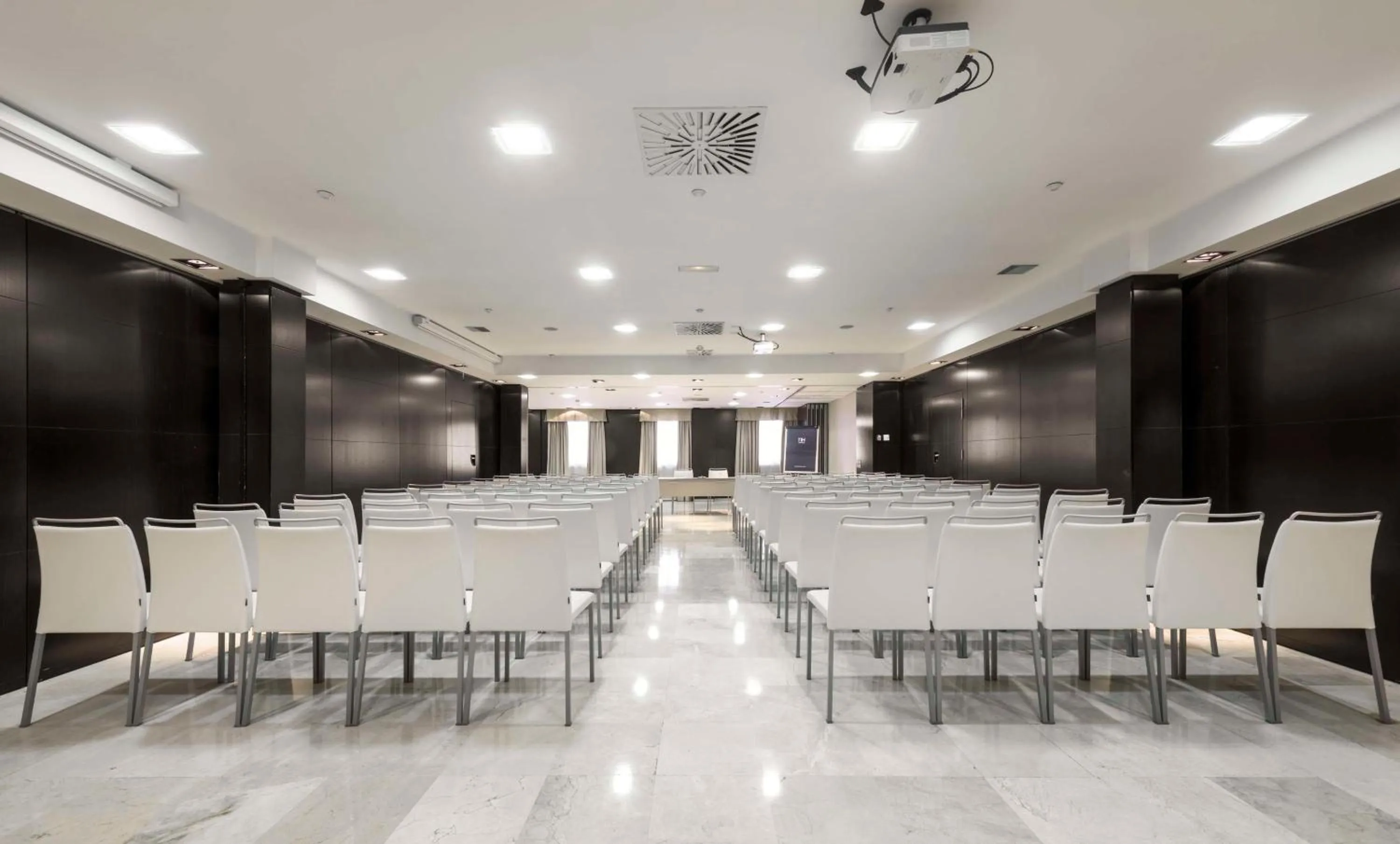 Meeting/conference room in NH Madrid Principe de Vergara