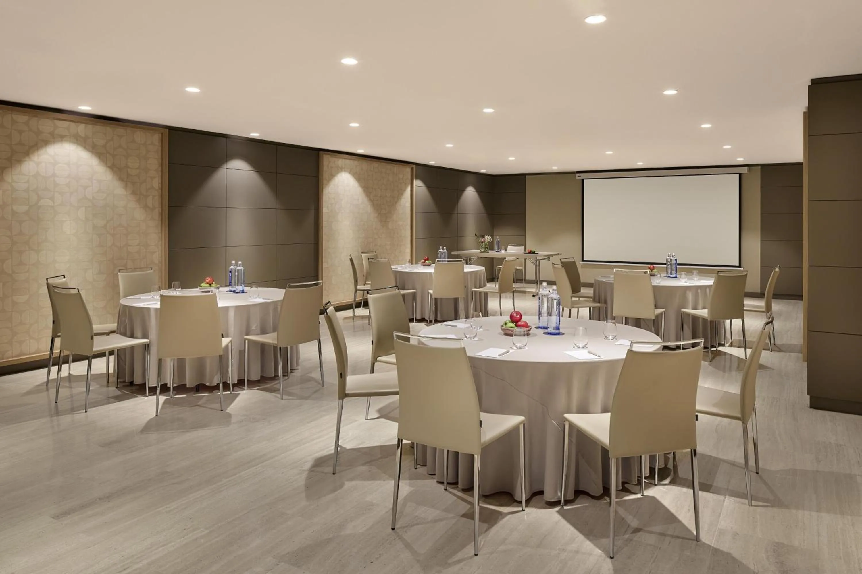 Restaurant/places to eat in NH Paseo de la Habana