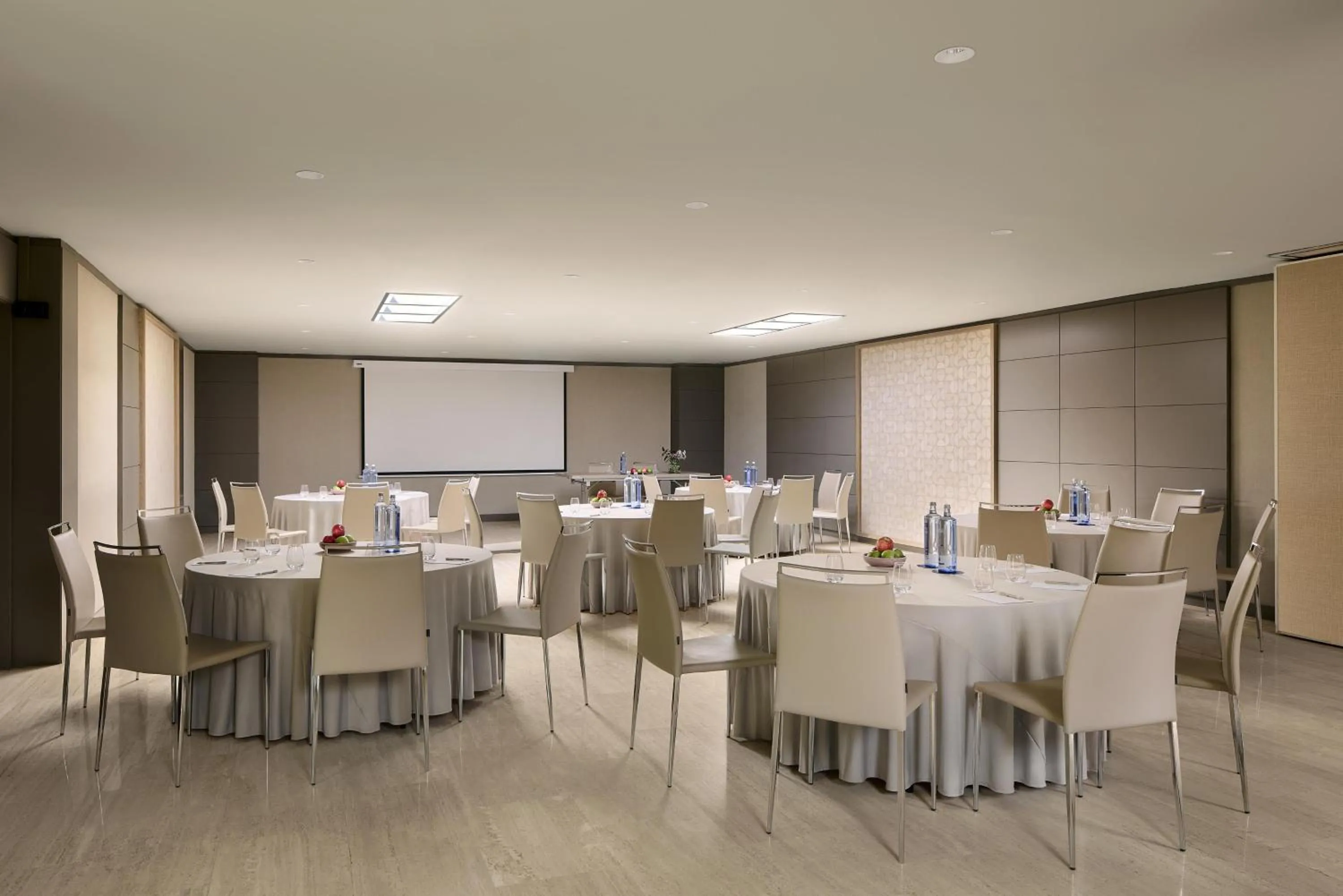 Restaurant/places to eat in NH Paseo de la Habana