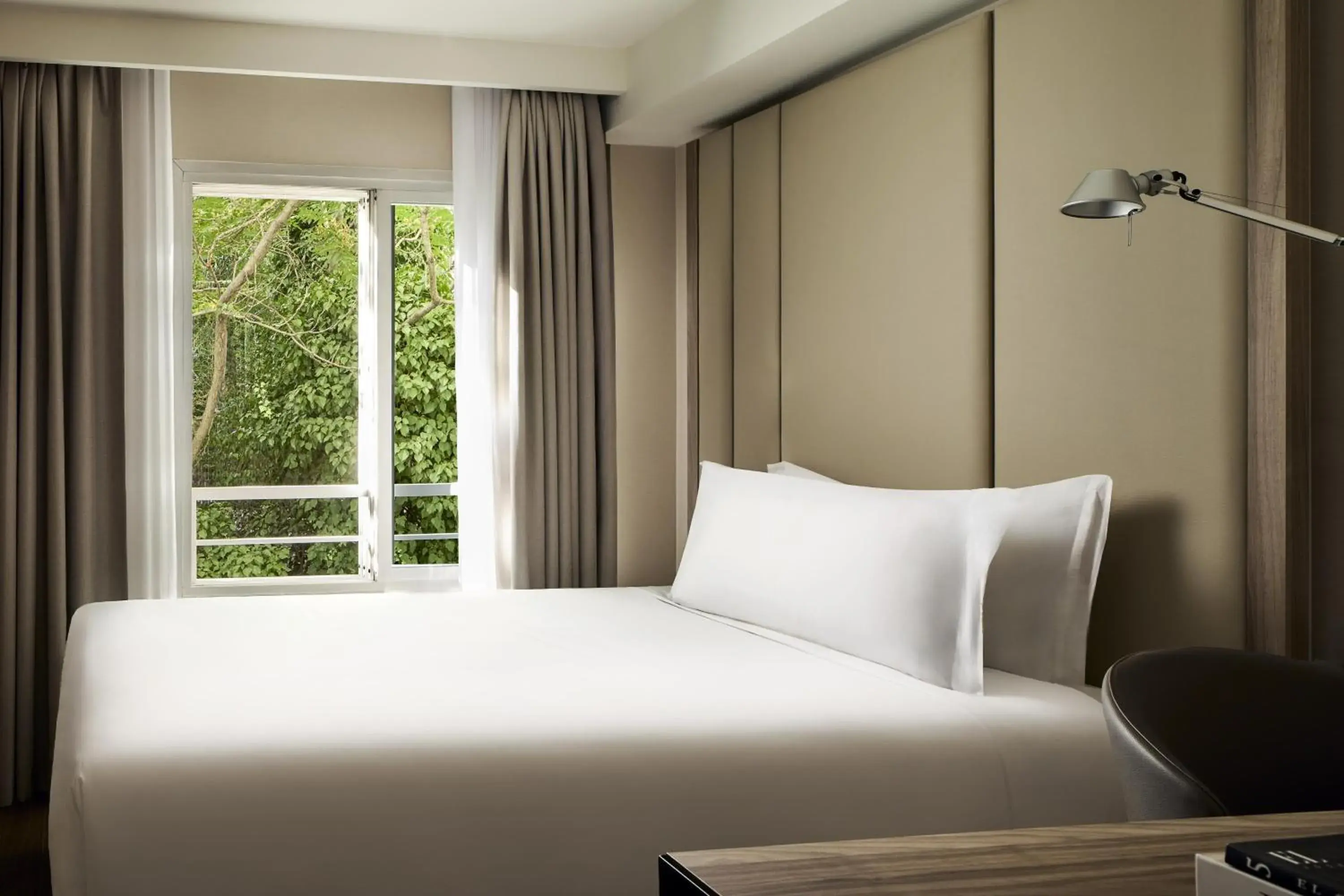 Bedroom, Bed in NH Paseo de la Habana Bedroom, Bed in NH Paseo de la Habana