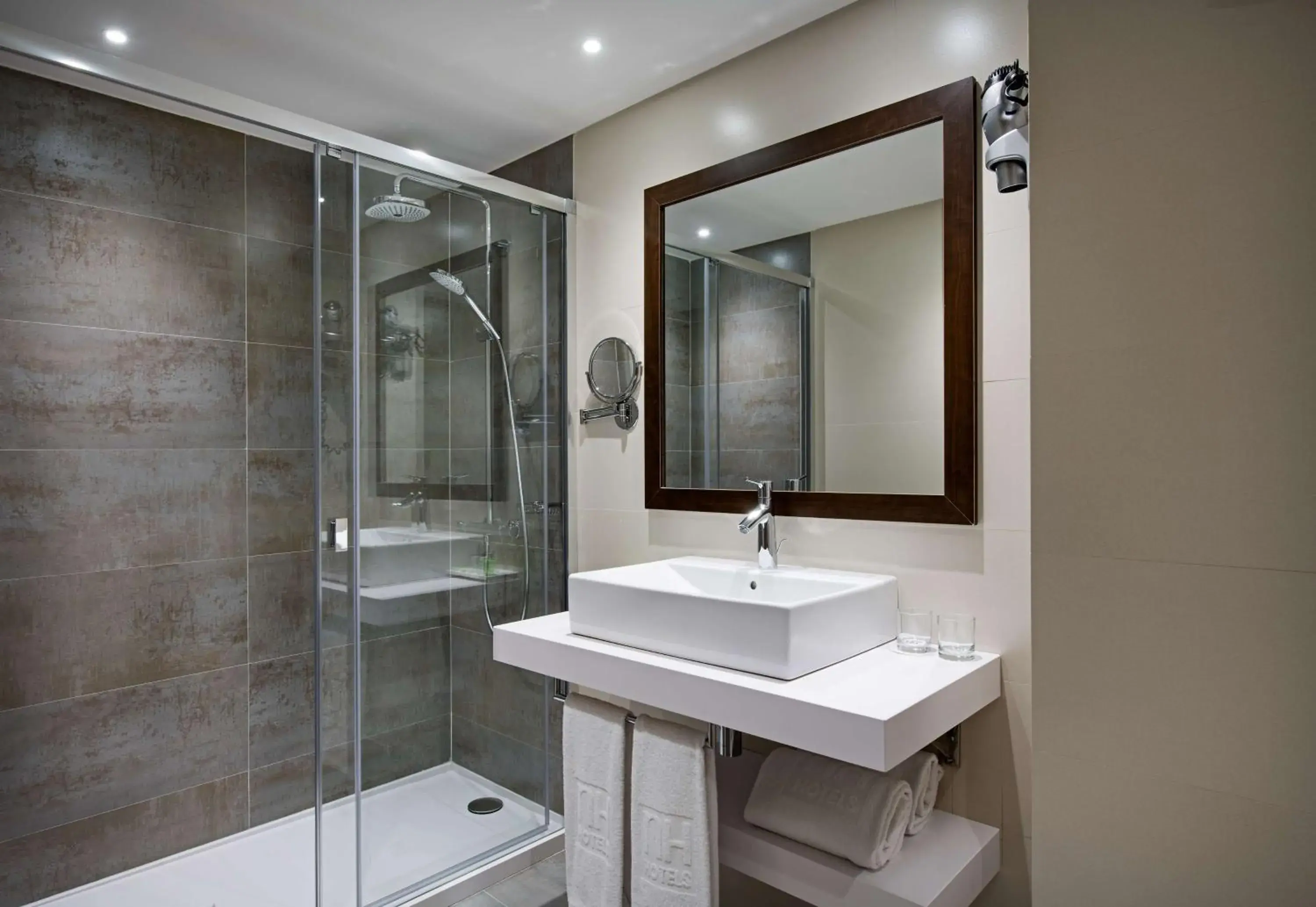 Superior Double or Twin Room New Style in NH Paseo de la Habana Superior Double or Twin Room New Style in NH Paseo de la Habana