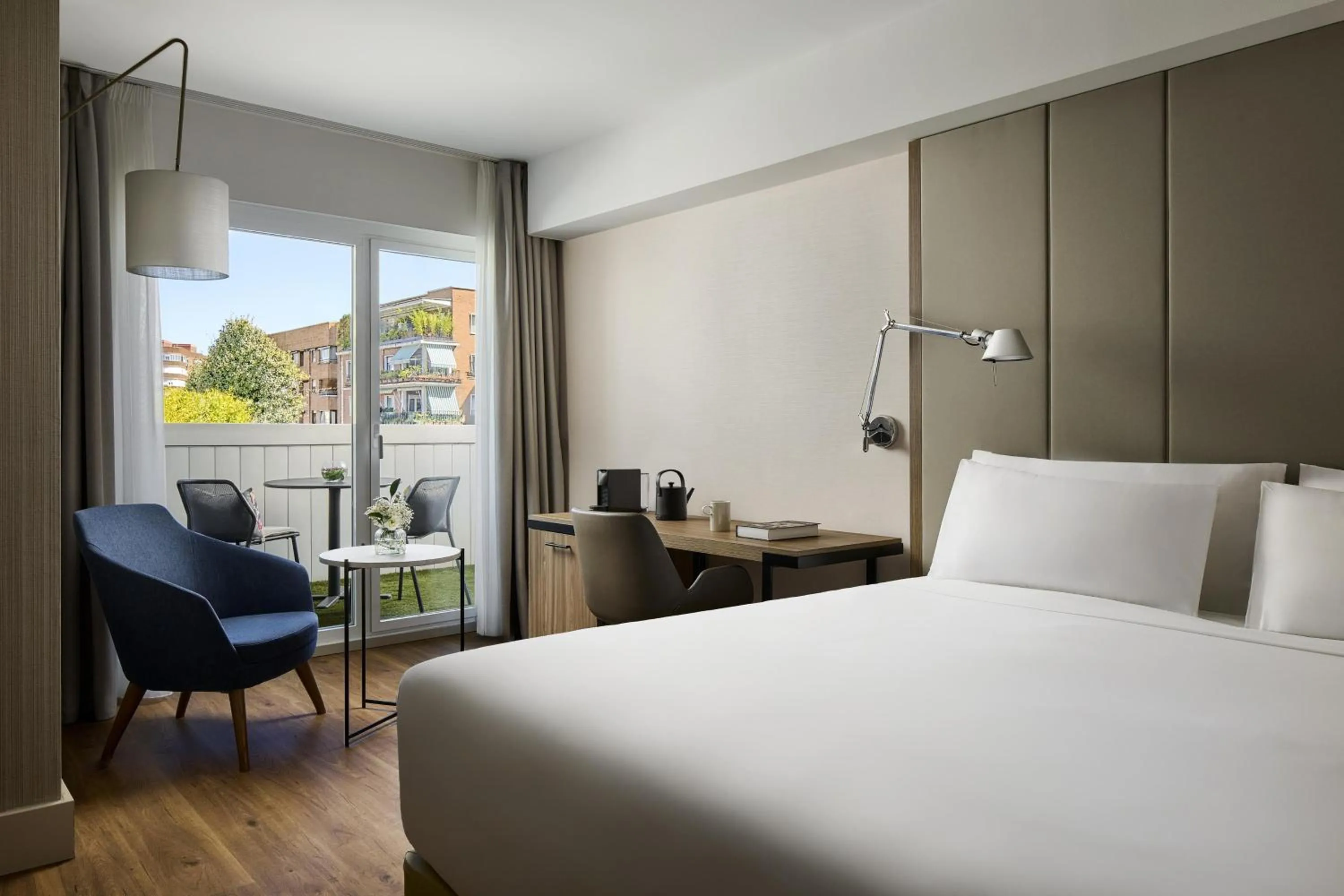 Property building, Bed in NH Paseo de la Habana