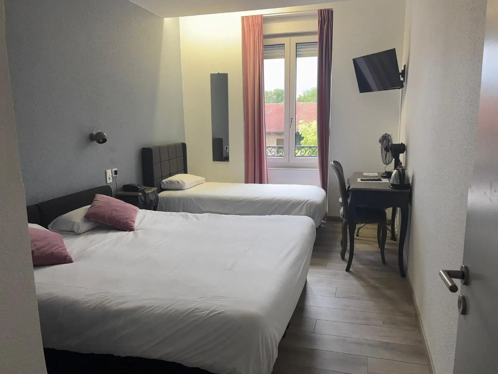 Superior Triple Room in Hôtel d'Angleterre Superior Triple Room in Hôtel d'Angleterre