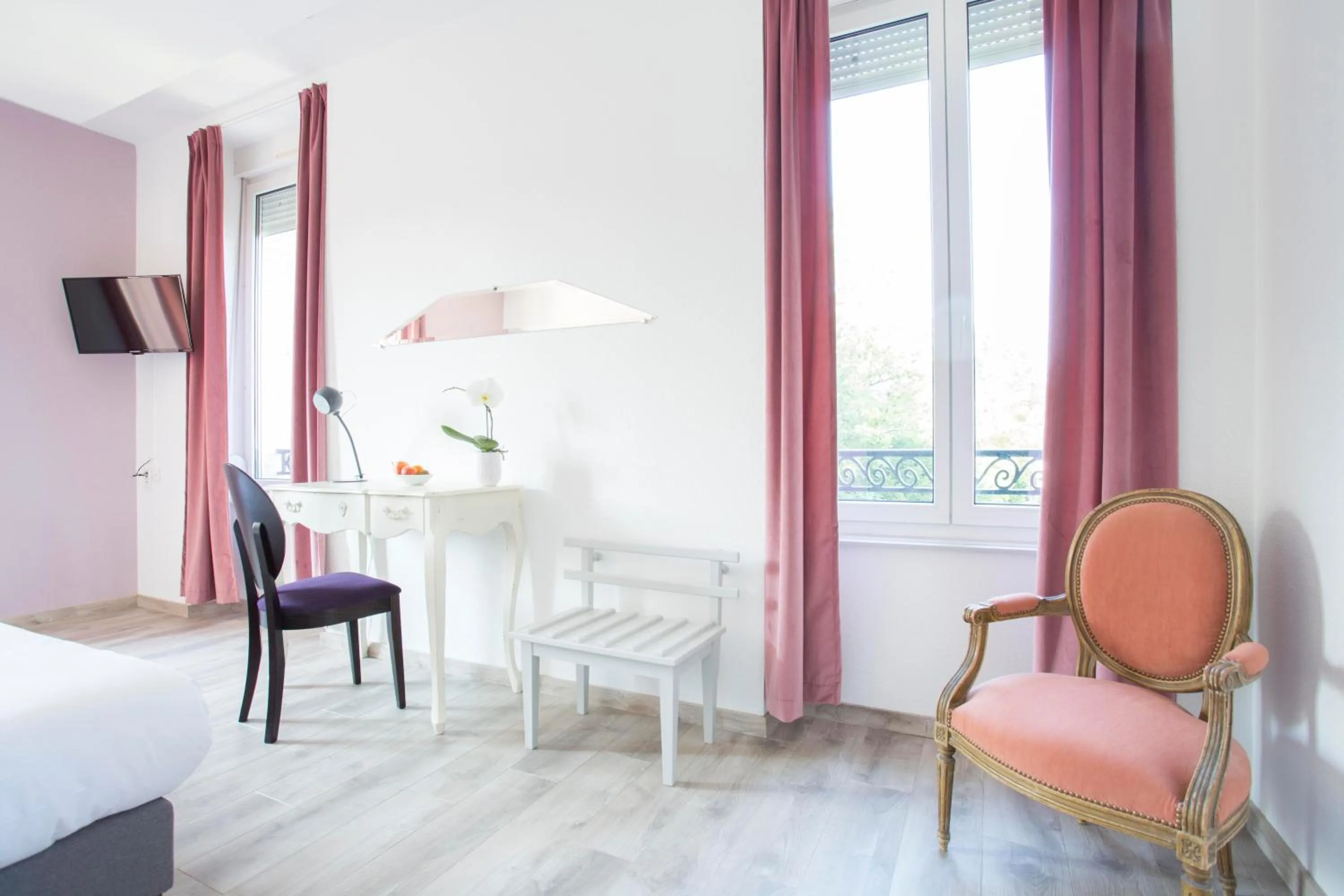 Decorative detail, Bed in Hôtel d'Angleterre