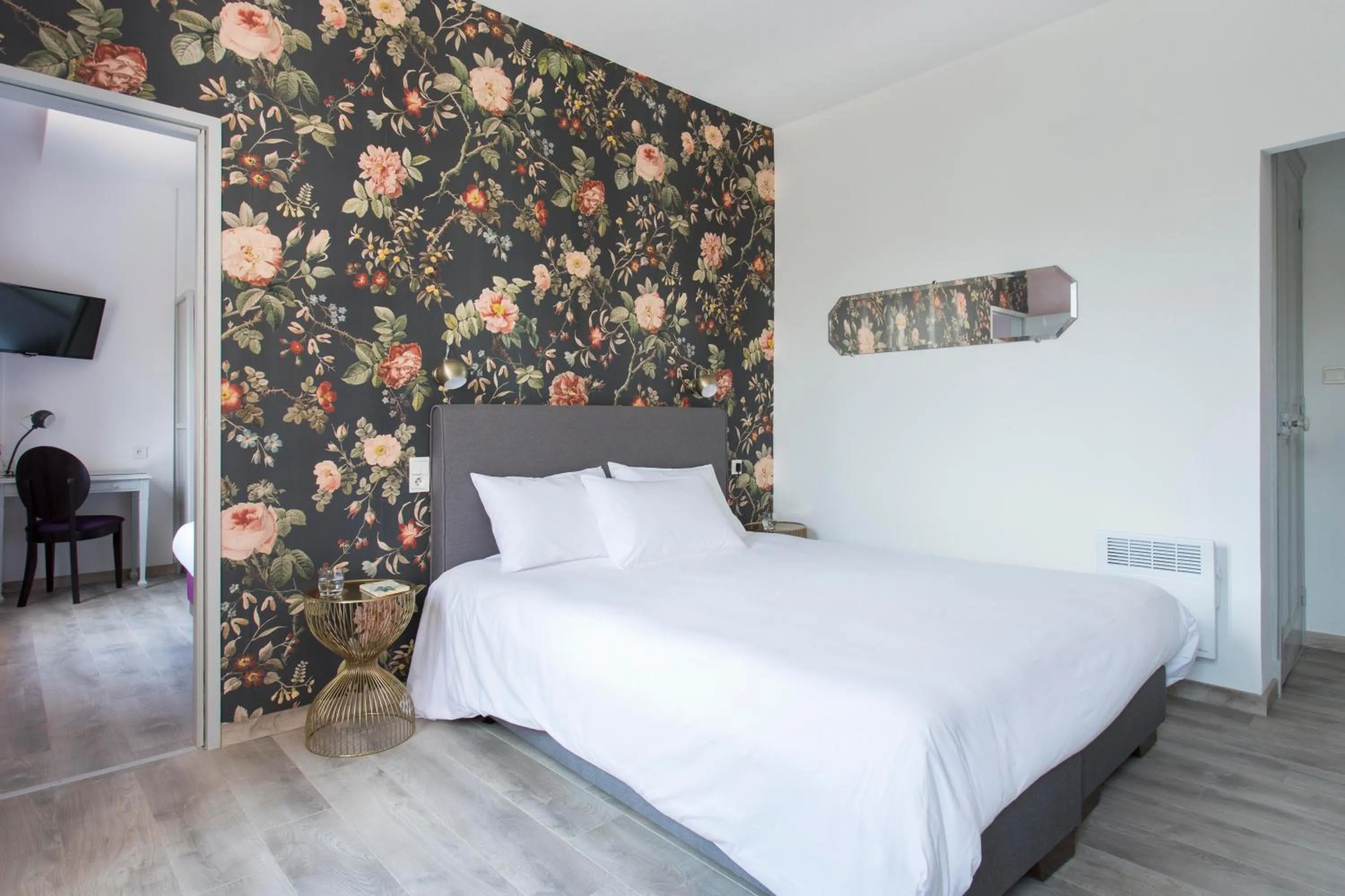 Bedroom, Bed in Hôtel d'Angleterre