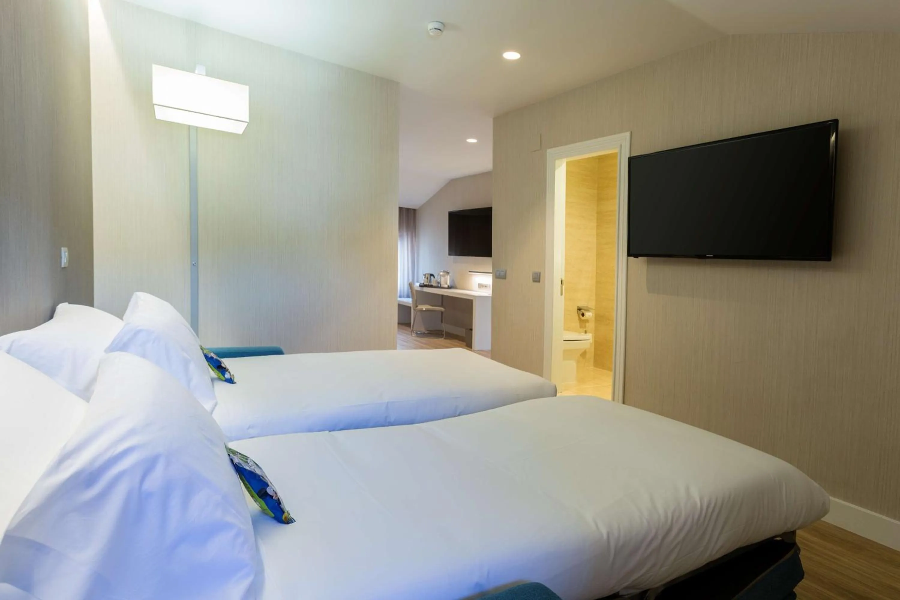 Photo of the whole room, Bed in NH Oviedo Principado