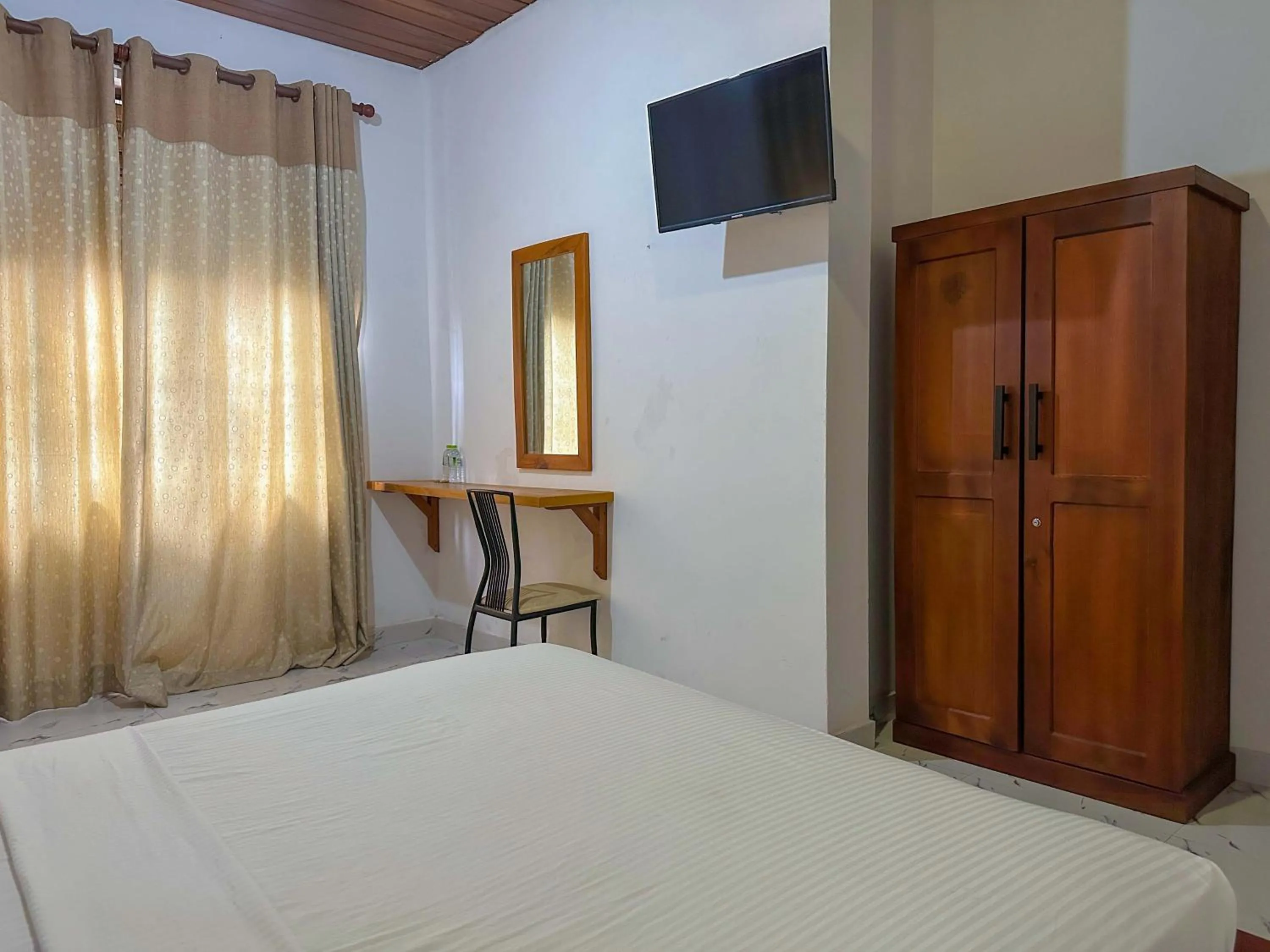 Communal lounge/ TV room, Bed in Elepath Lodge Pinnawala