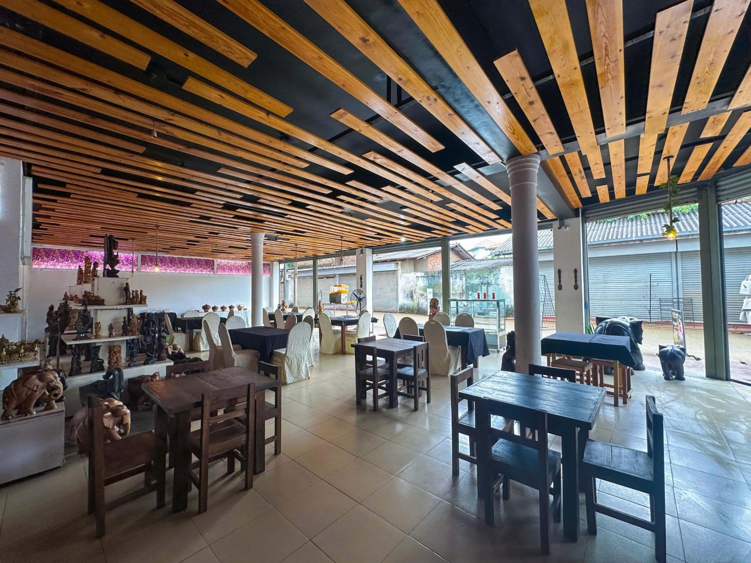 Restaurant/places to eat in Elepath Lodge Pinnawala