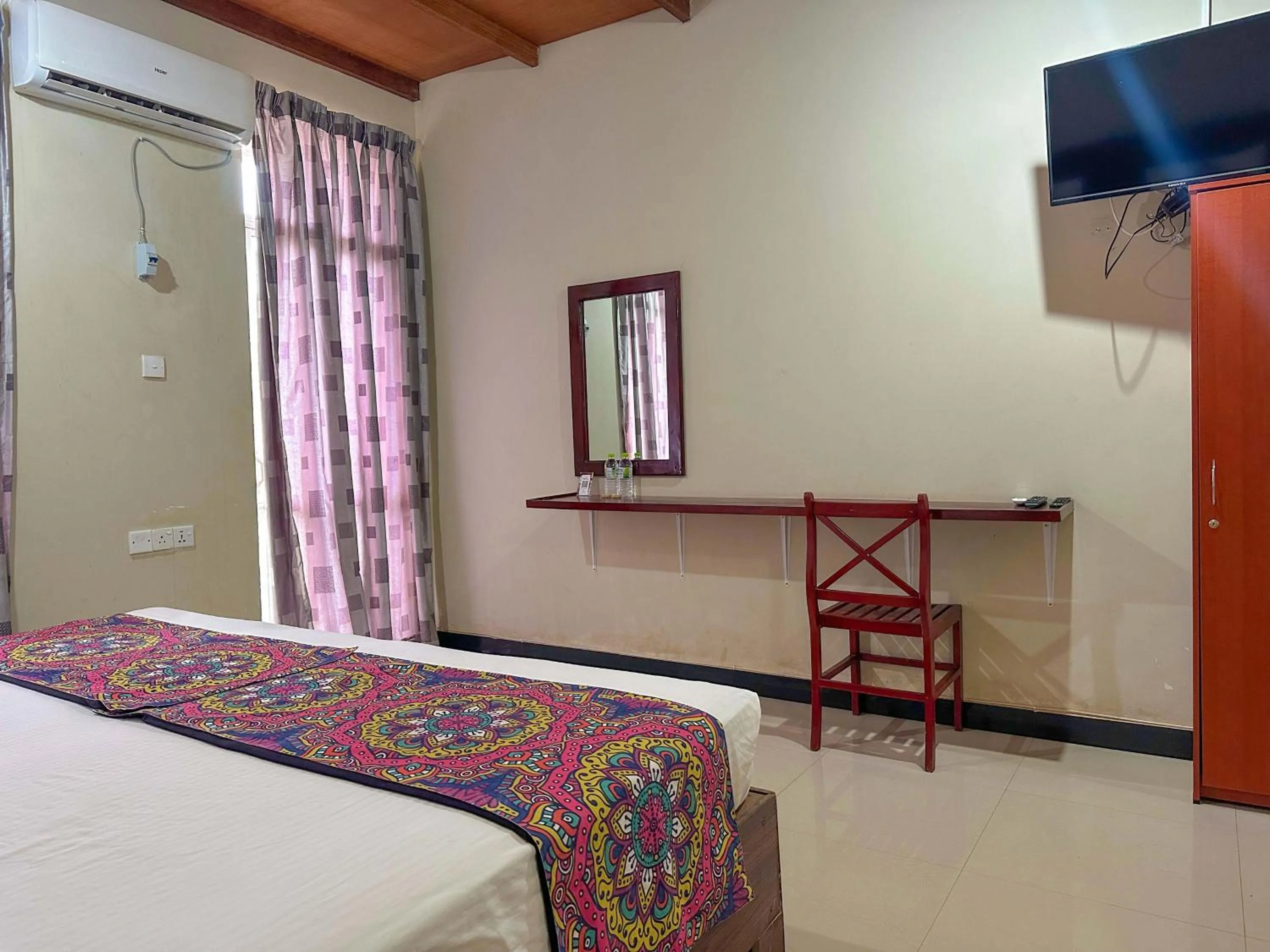 Communal lounge/ TV room, Bed in Elepath Lodge Pinnawala