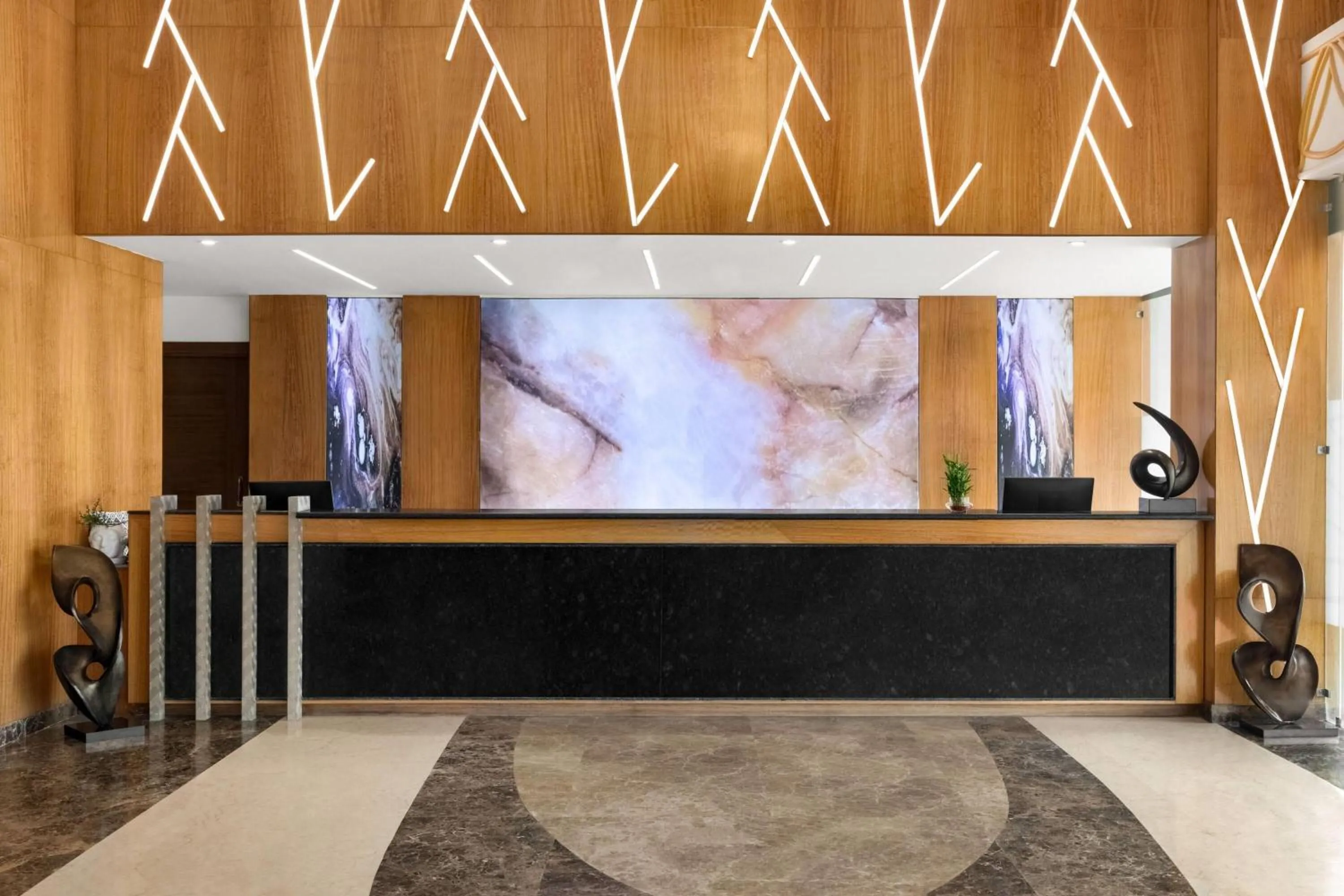 Lobby or reception in Ramada Plaza by Wyndham Jammu Vijaypur