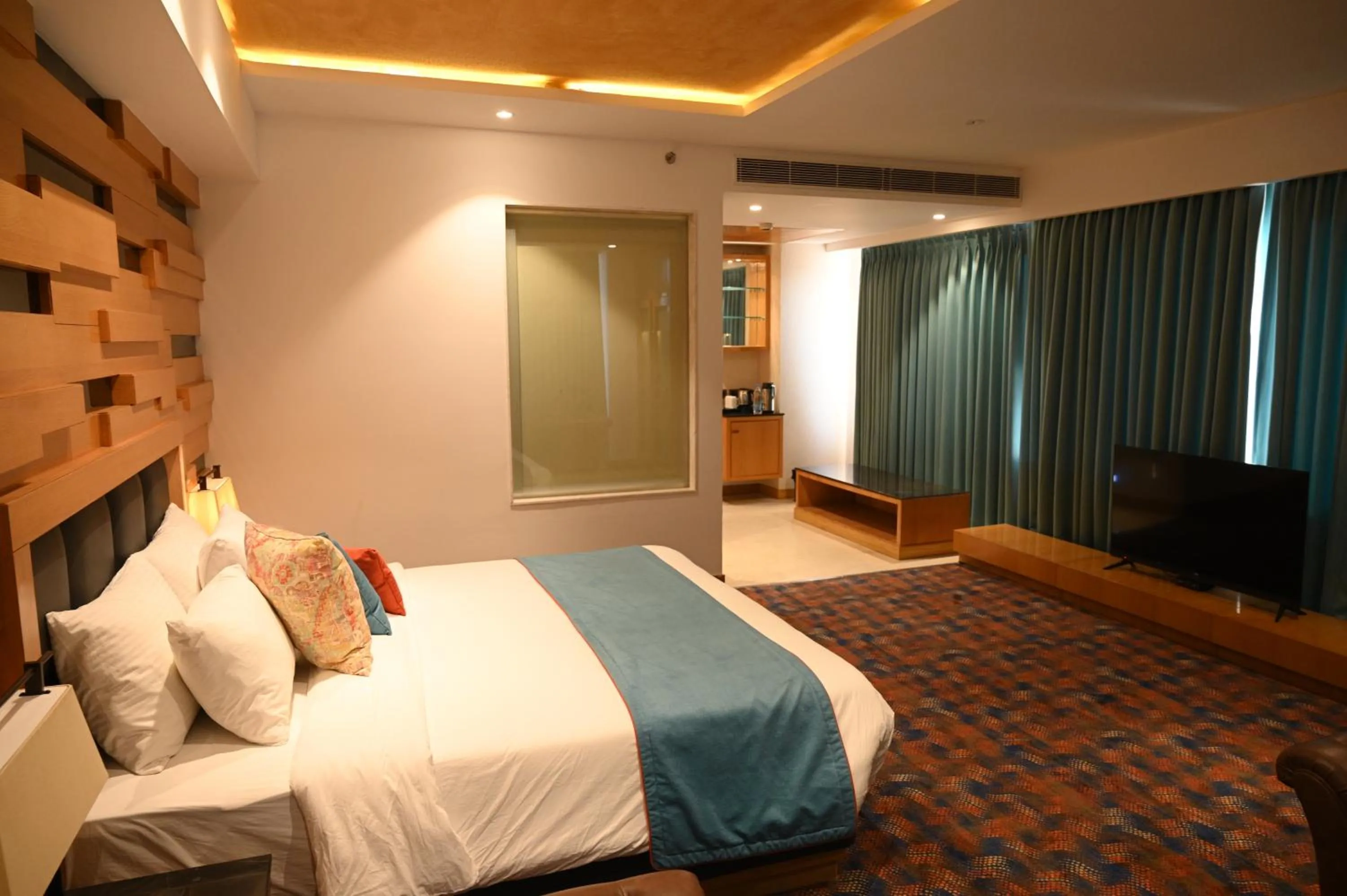 Bedroom, Bed in Ramada Plaza by Wyndham Jammu Vijaypur