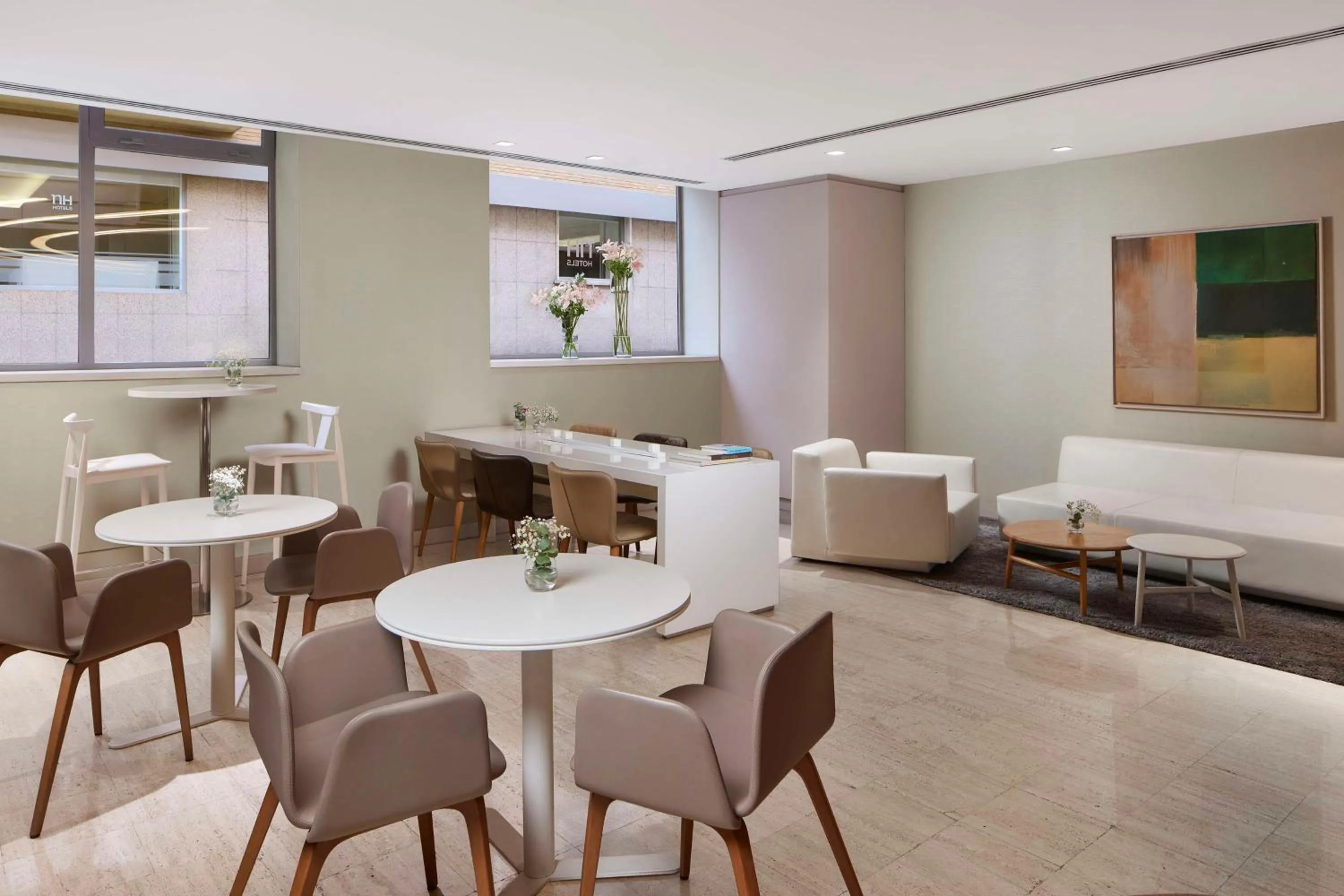 Lobby or reception in NH Madrid Zurbano