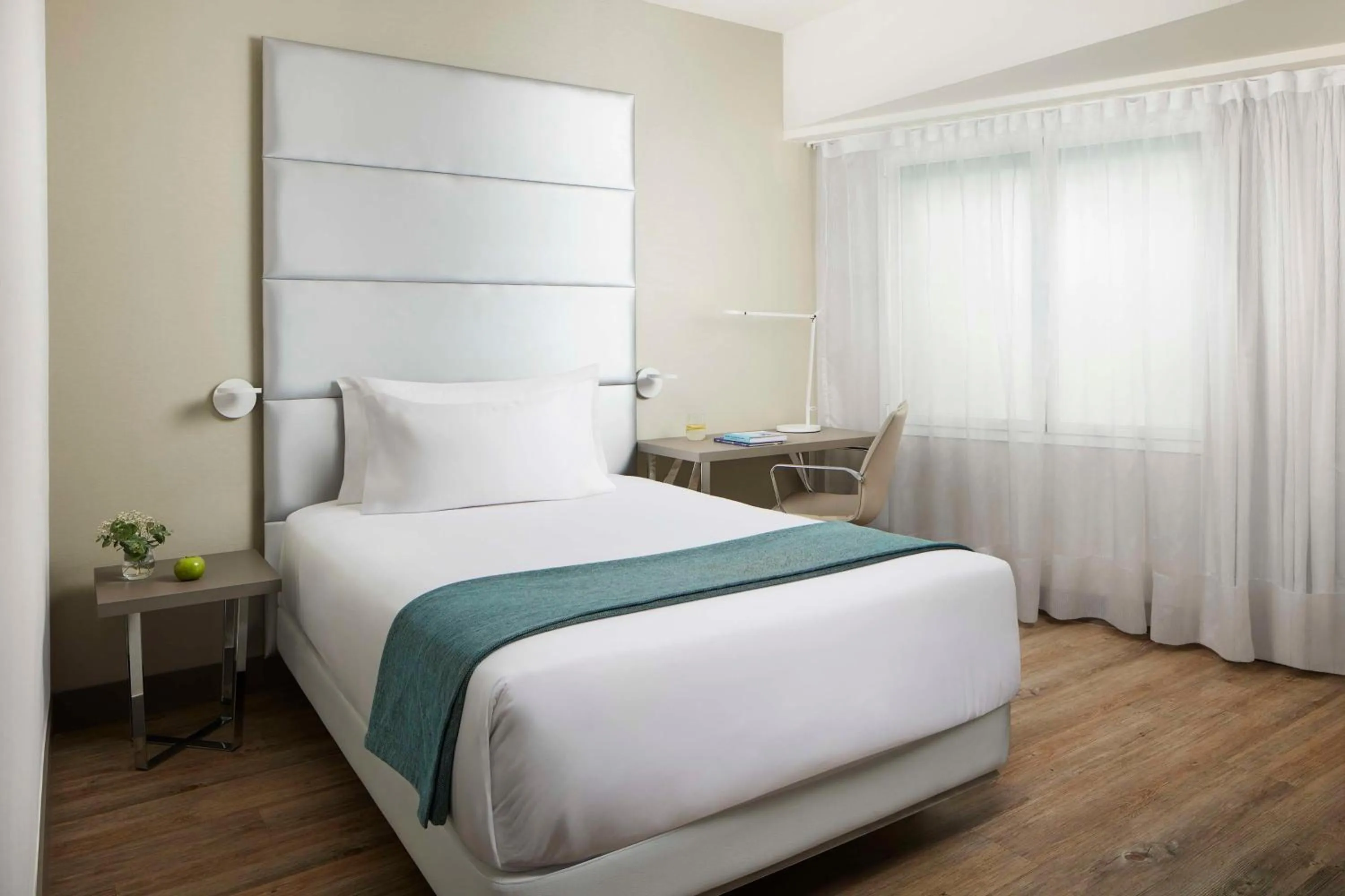 Bedroom, Bed in NH Madrid Zurbano