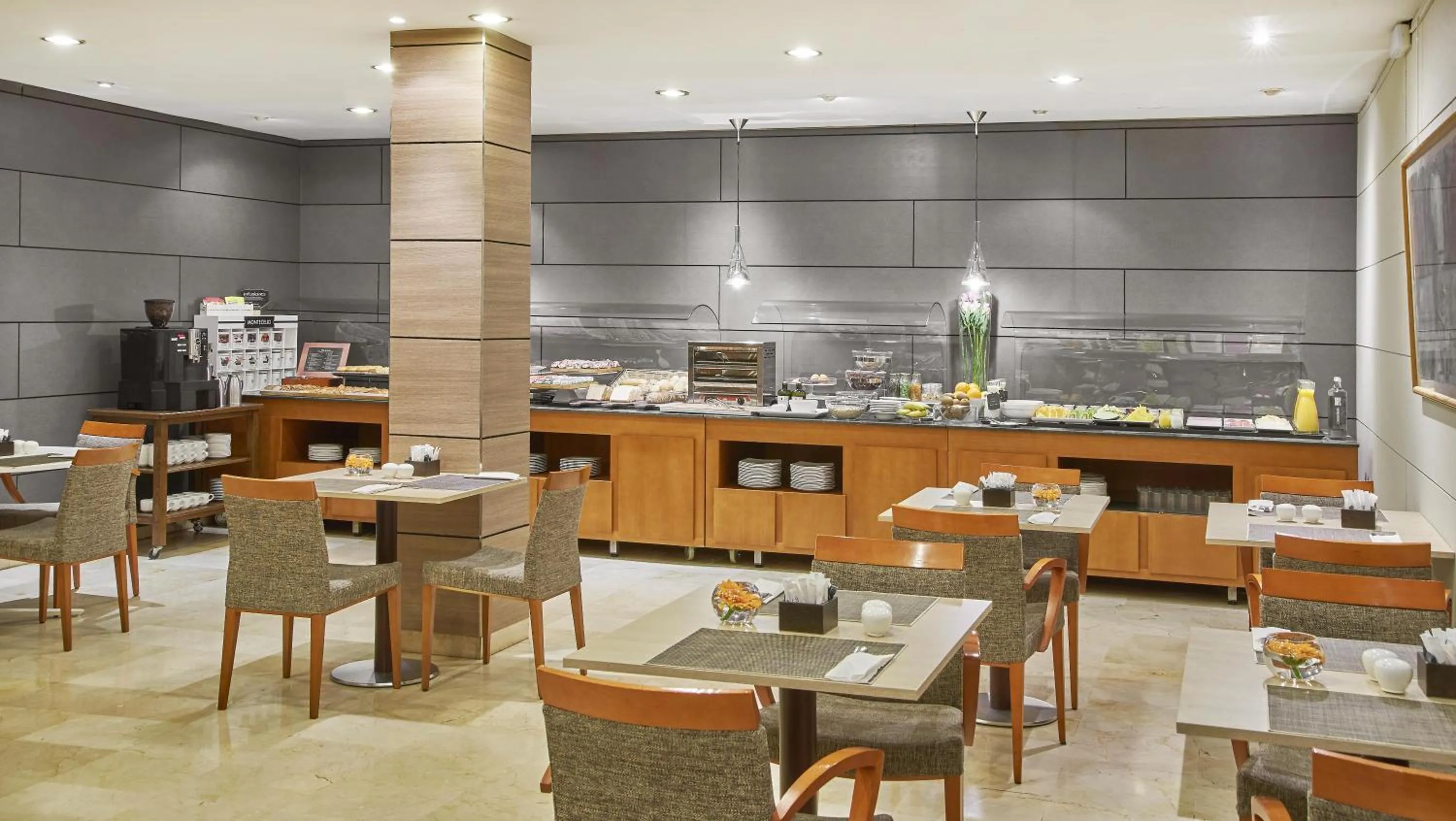 Breakfast in iStay by NH Zaragoza Sport Hotel