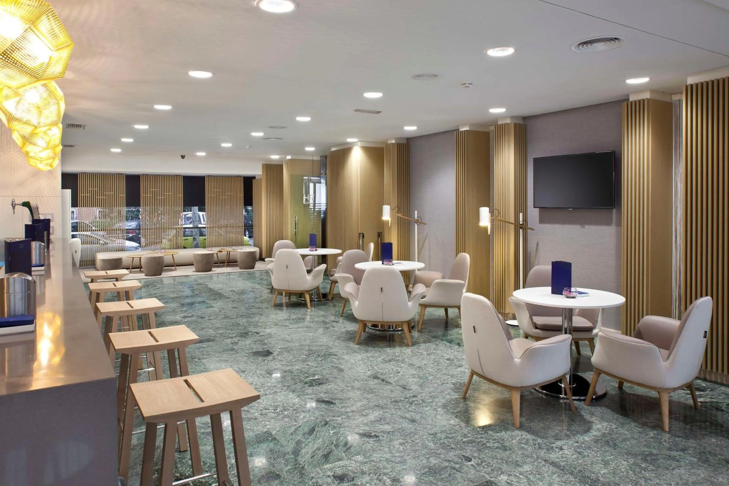Lounge or bar in NH Madrid Ventas