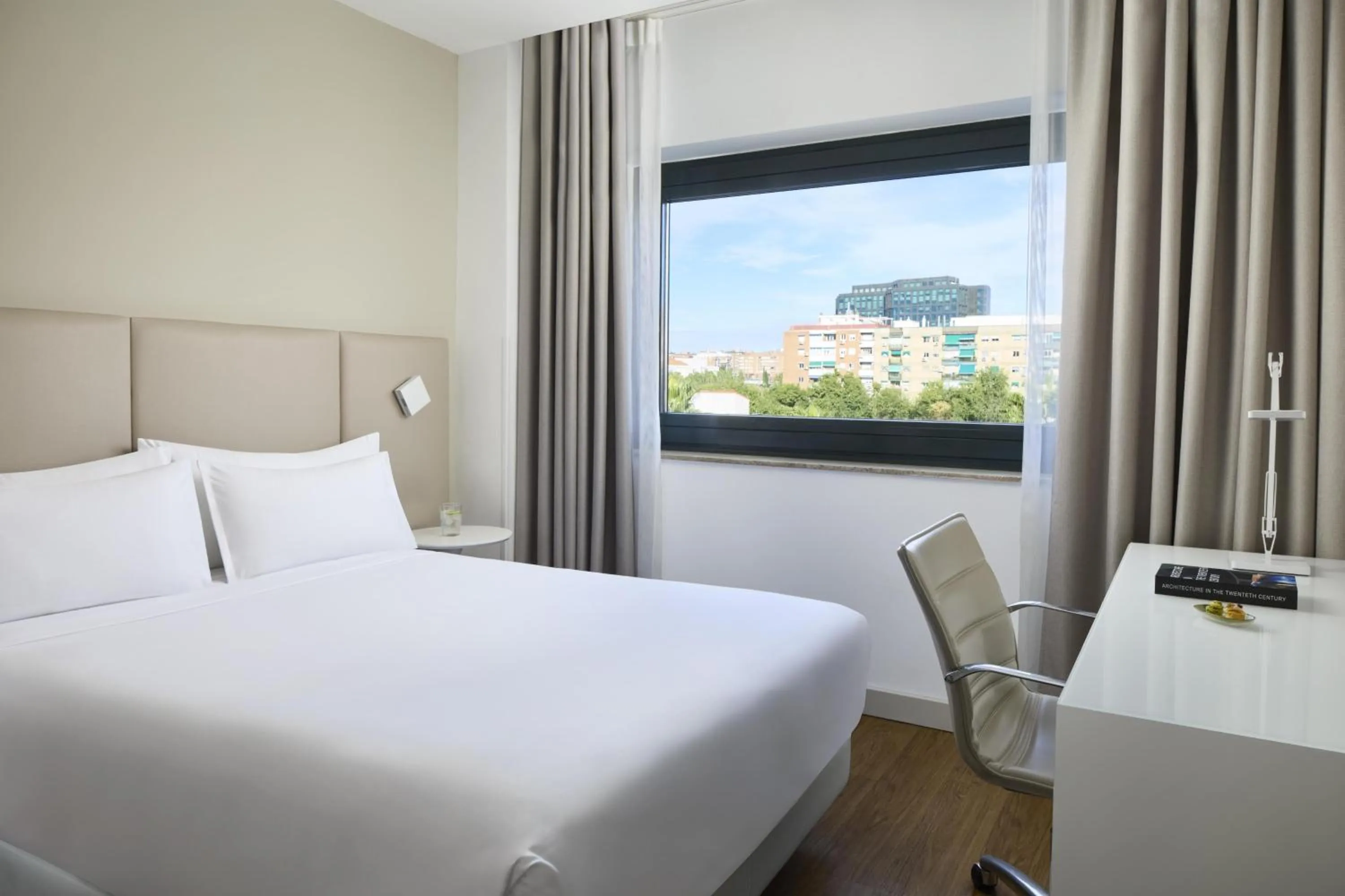 Bedroom, Bed in NH Madrid Ventas