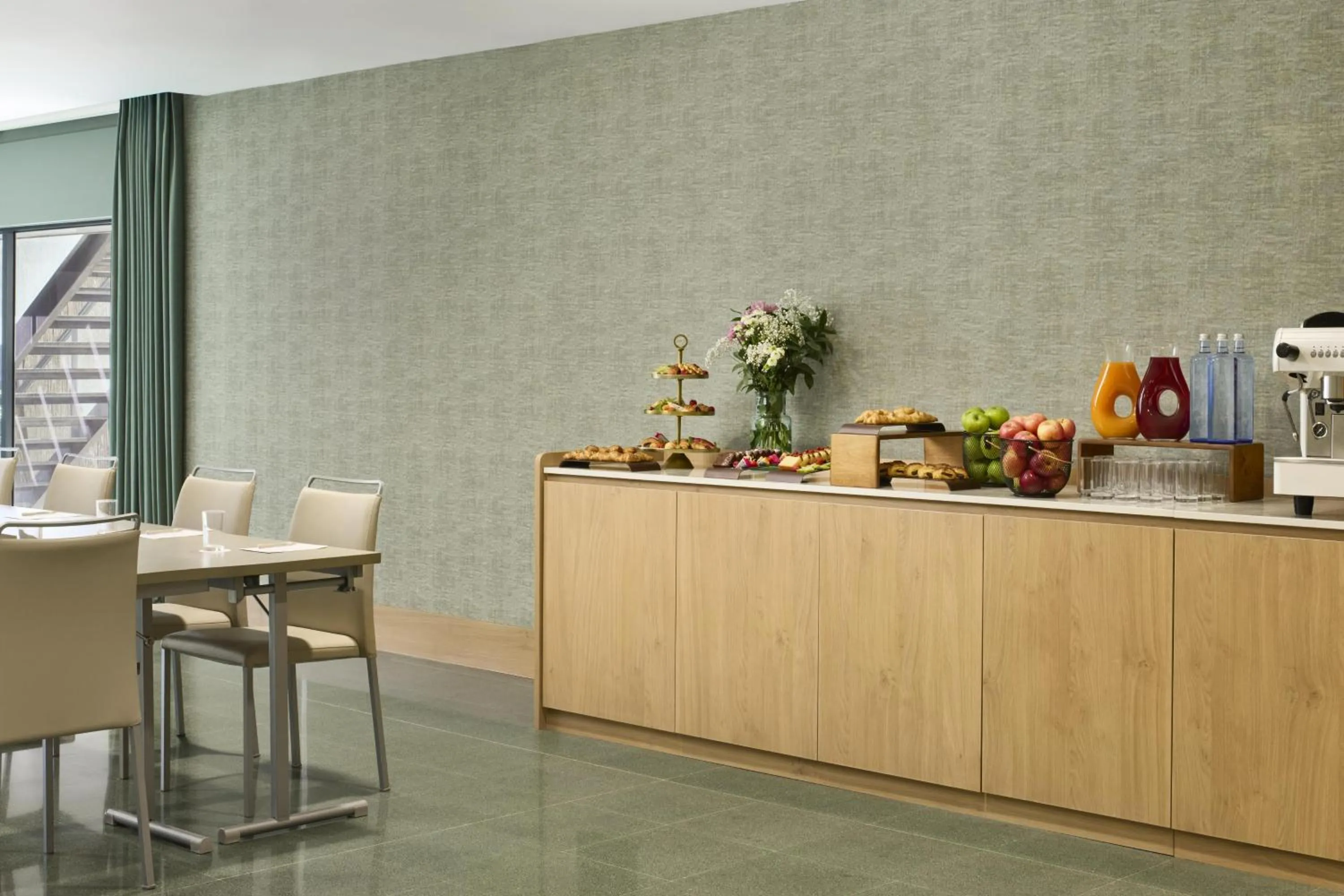 Restaurant/places to eat in NH Madrid Ventas