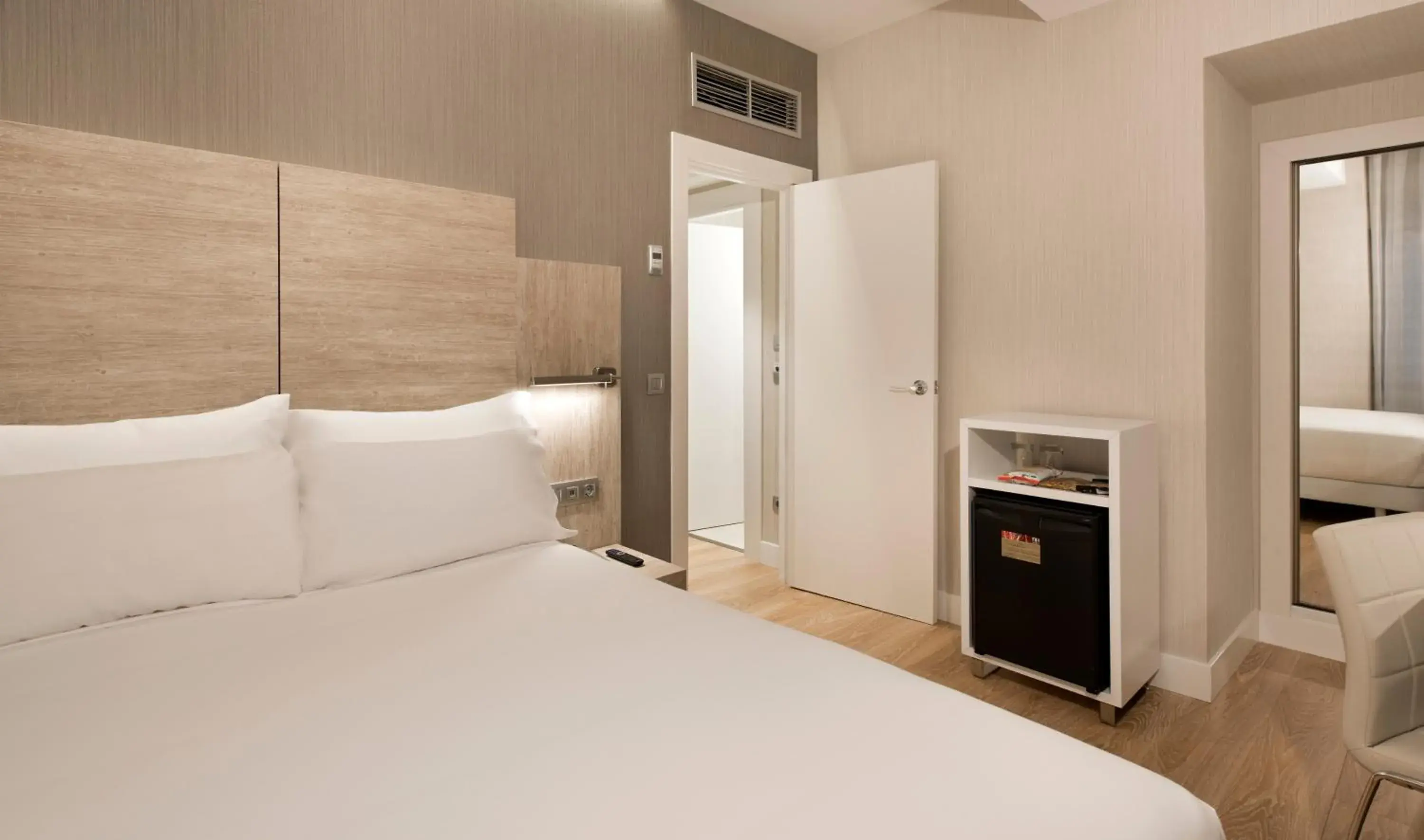 View (from property/room), Bed in NH Madrid Chamberí View (from property/room), Bed in NH Madrid Chamberí