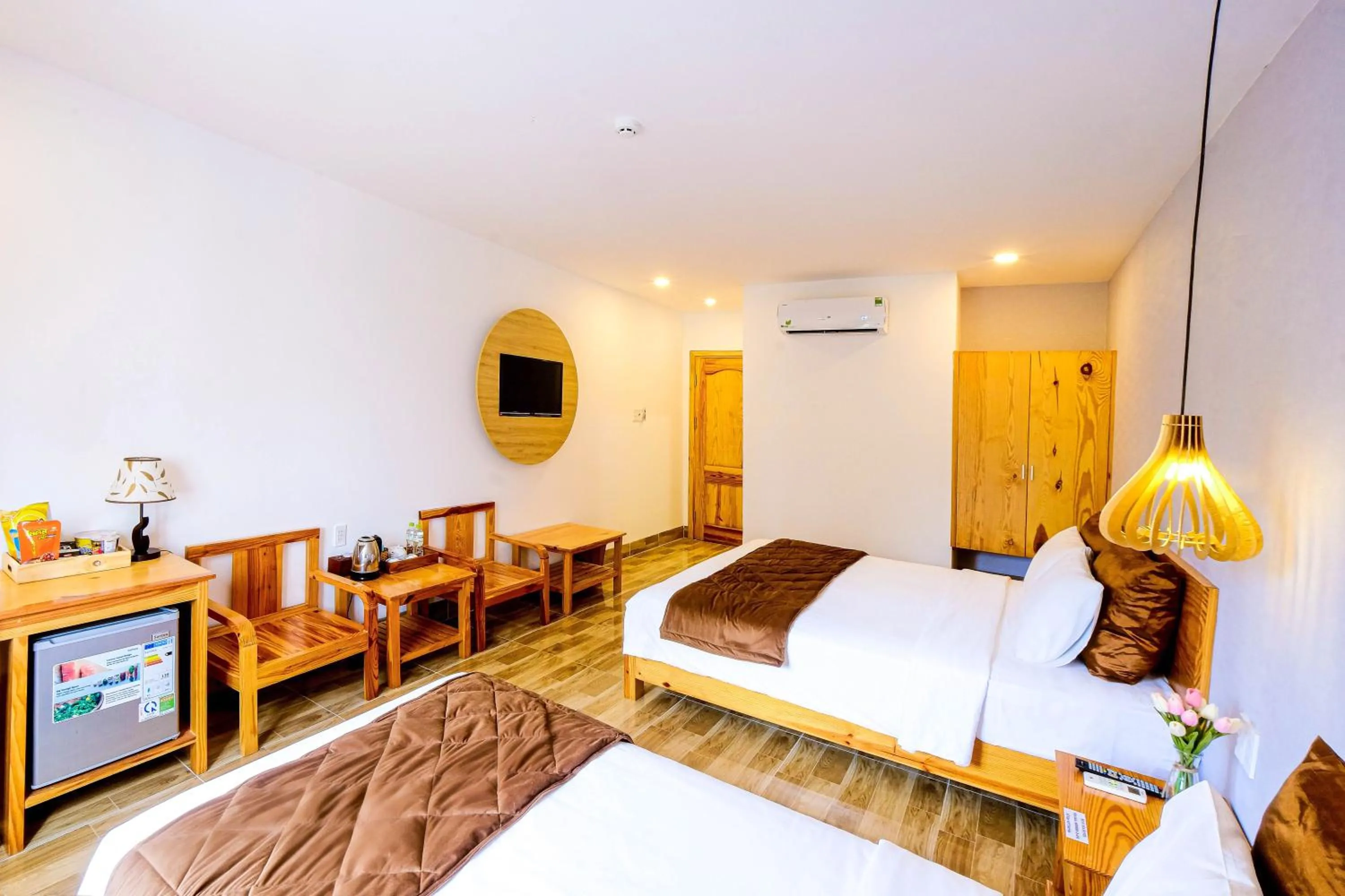 Communal lounge/ TV room, Bed in BB Hotel&Resort