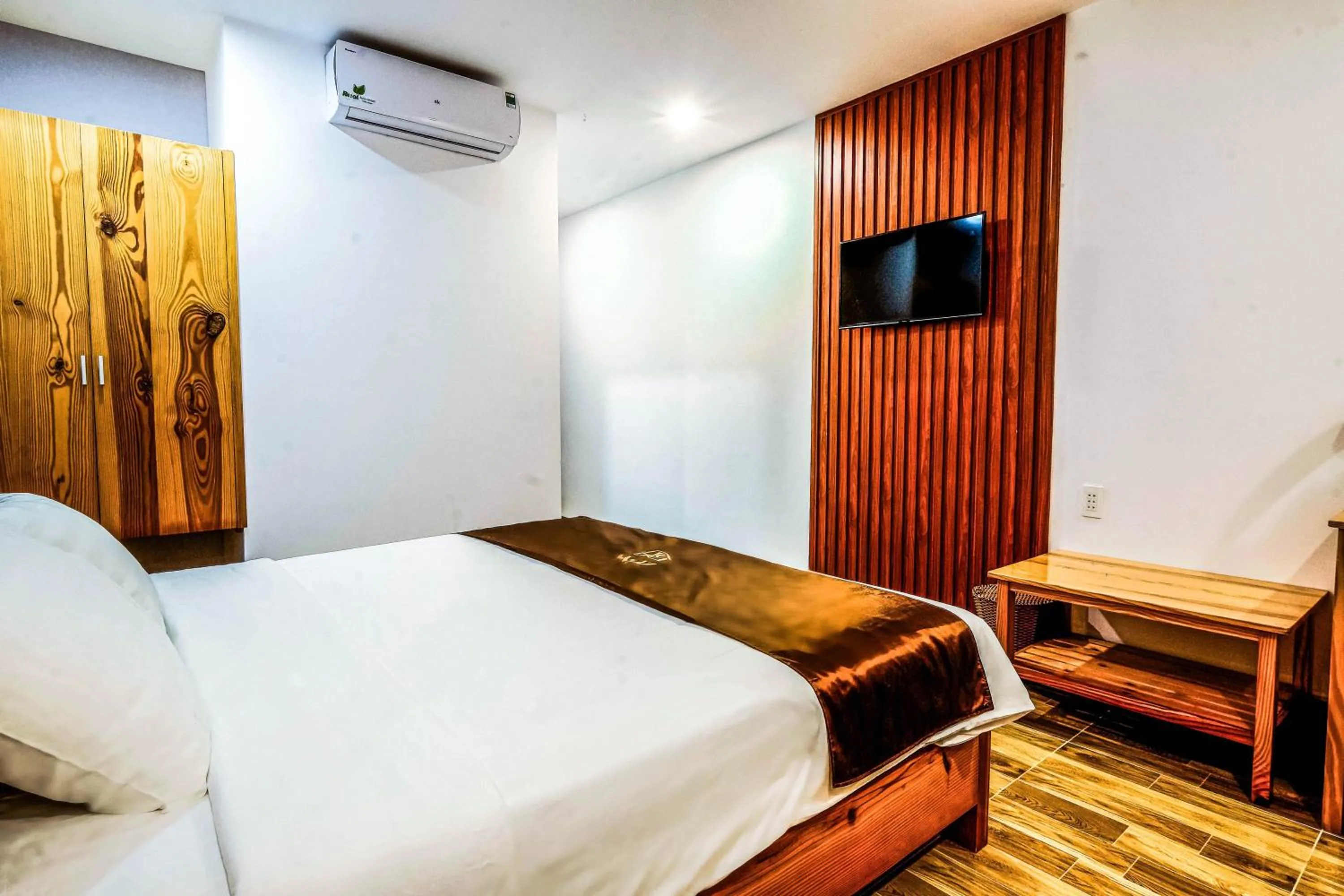 Communal lounge/ TV room, Bed in BB Hotel&Resort