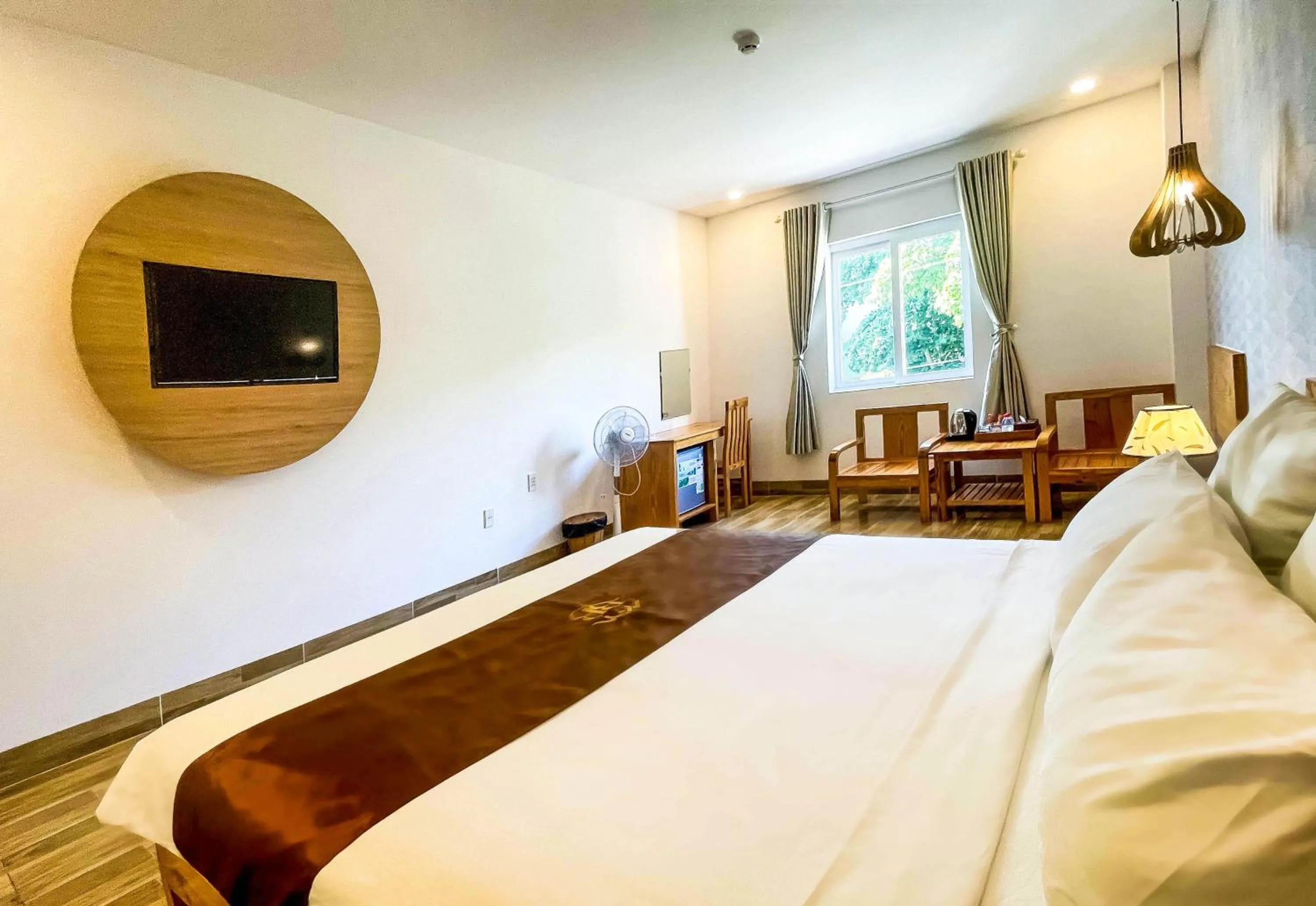 Communal lounge/ TV room, Bed in BB Hotel&Resort