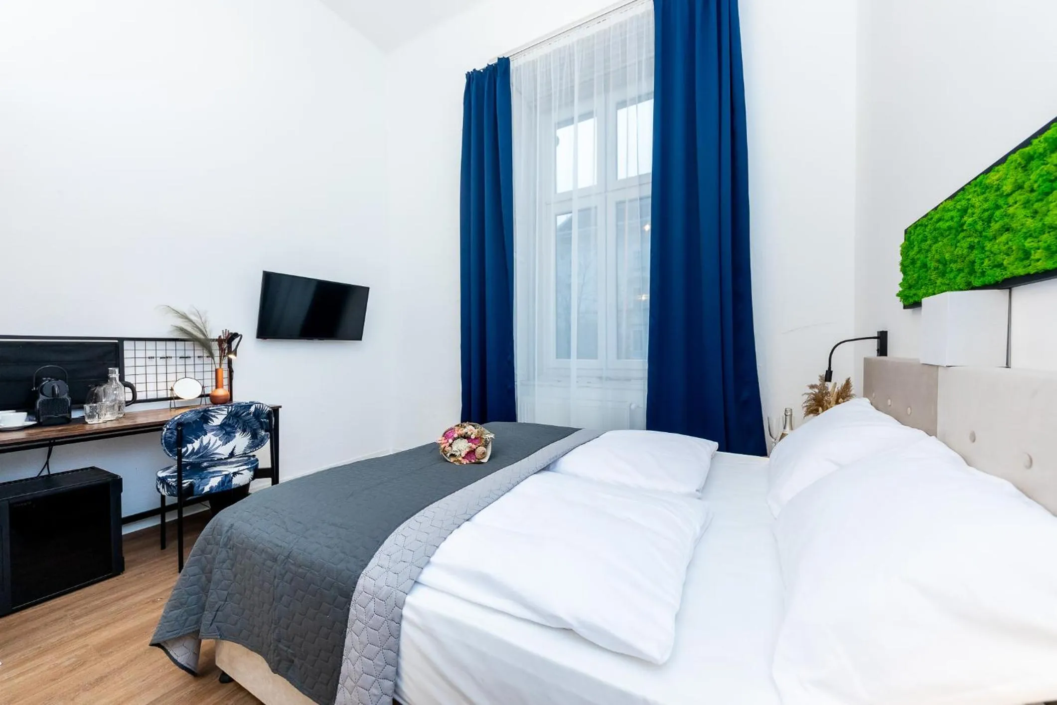 TV and multimedia, Bed in Adagio Downtown Rooms