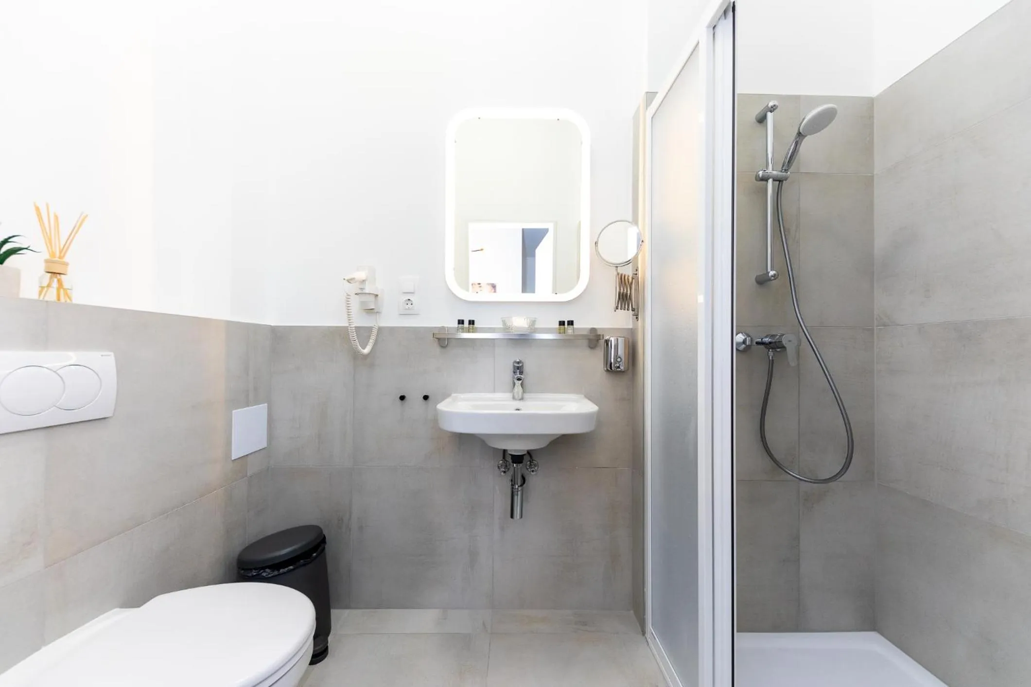 Shower in Adagio Downtown Rooms