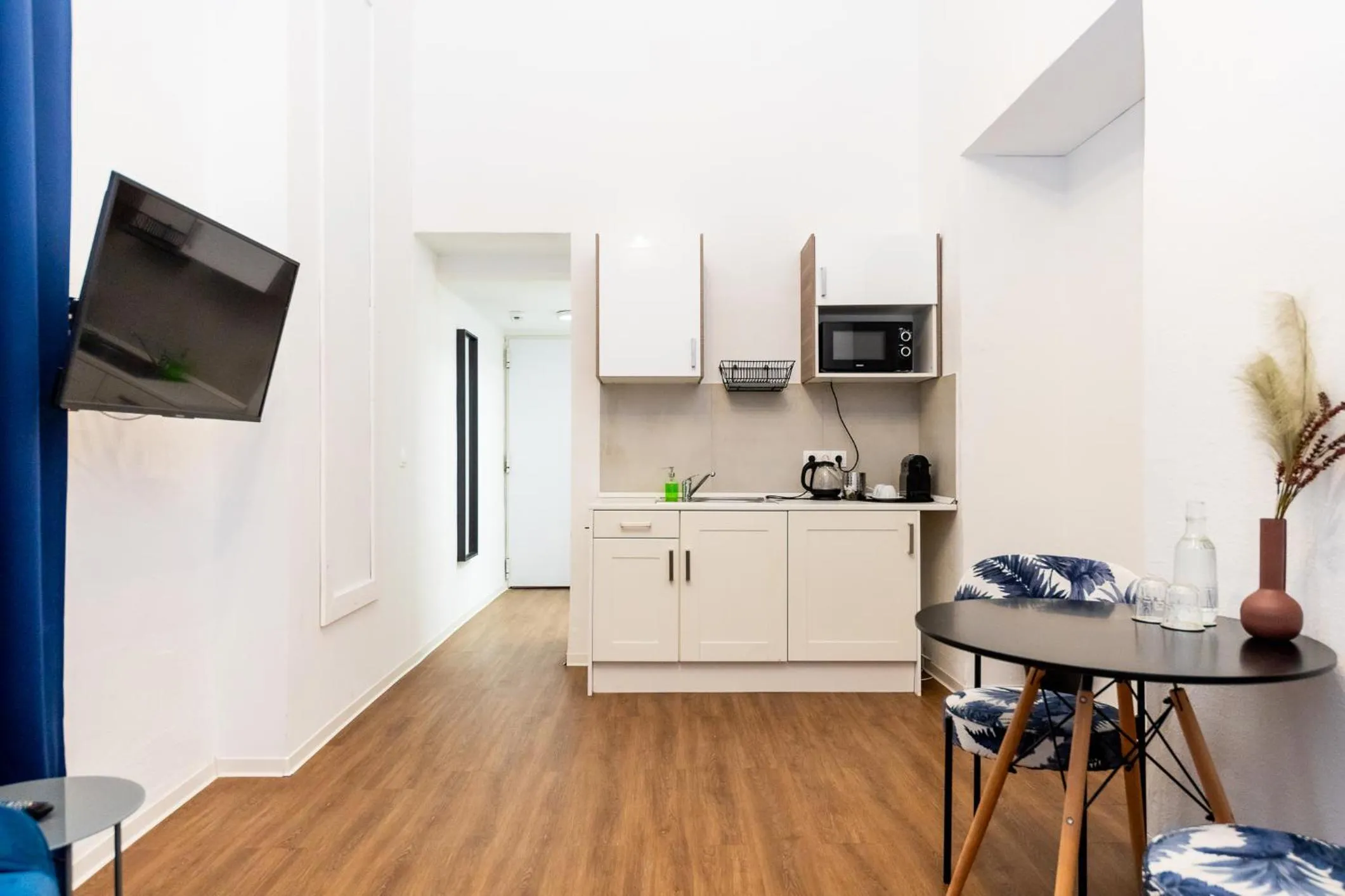 TV and multimedia in Adagio Downtown Rooms