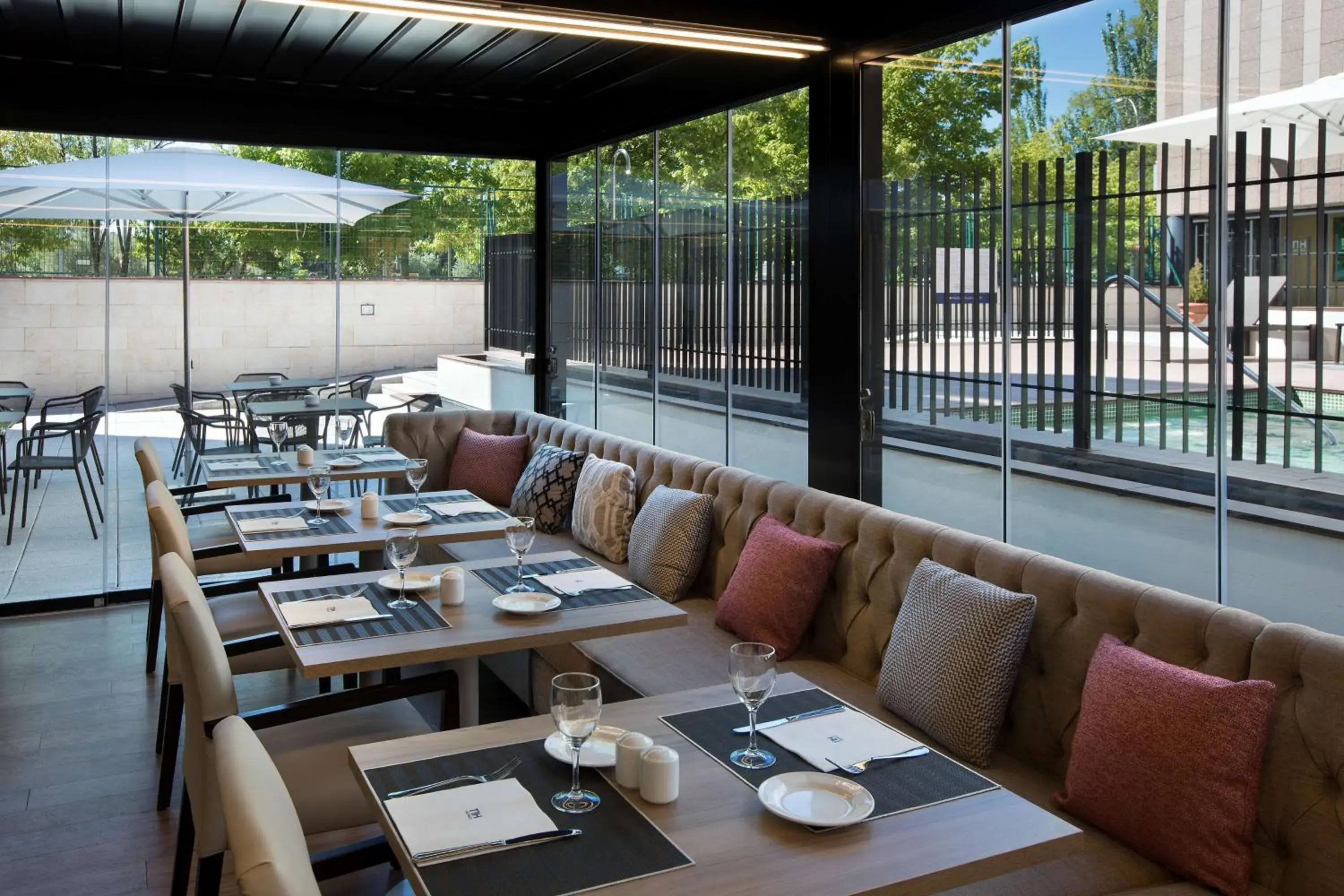 Restaurant/places to eat in NH Barajas Airport Restaurant/places to eat in NH Barajas Airport