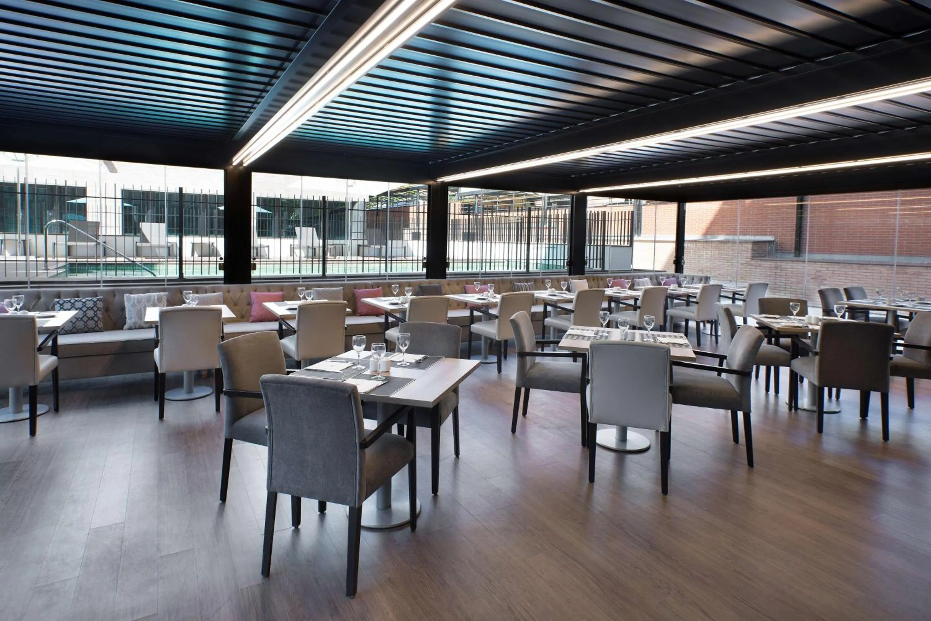 Restaurant/places to eat in NH Barajas Airport