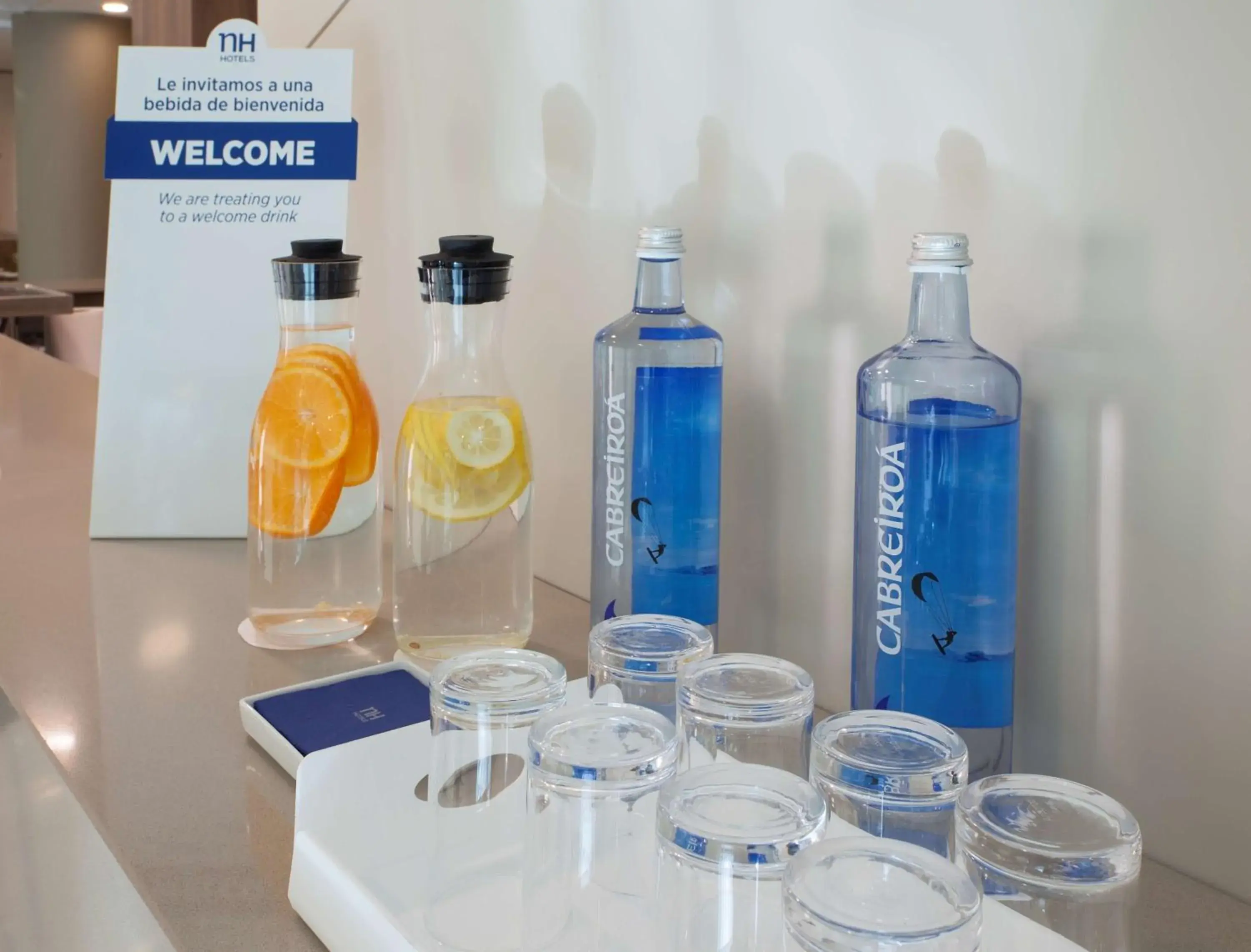 Lounge or bar in NH Barajas Airport Lounge or bar in NH Barajas Airport