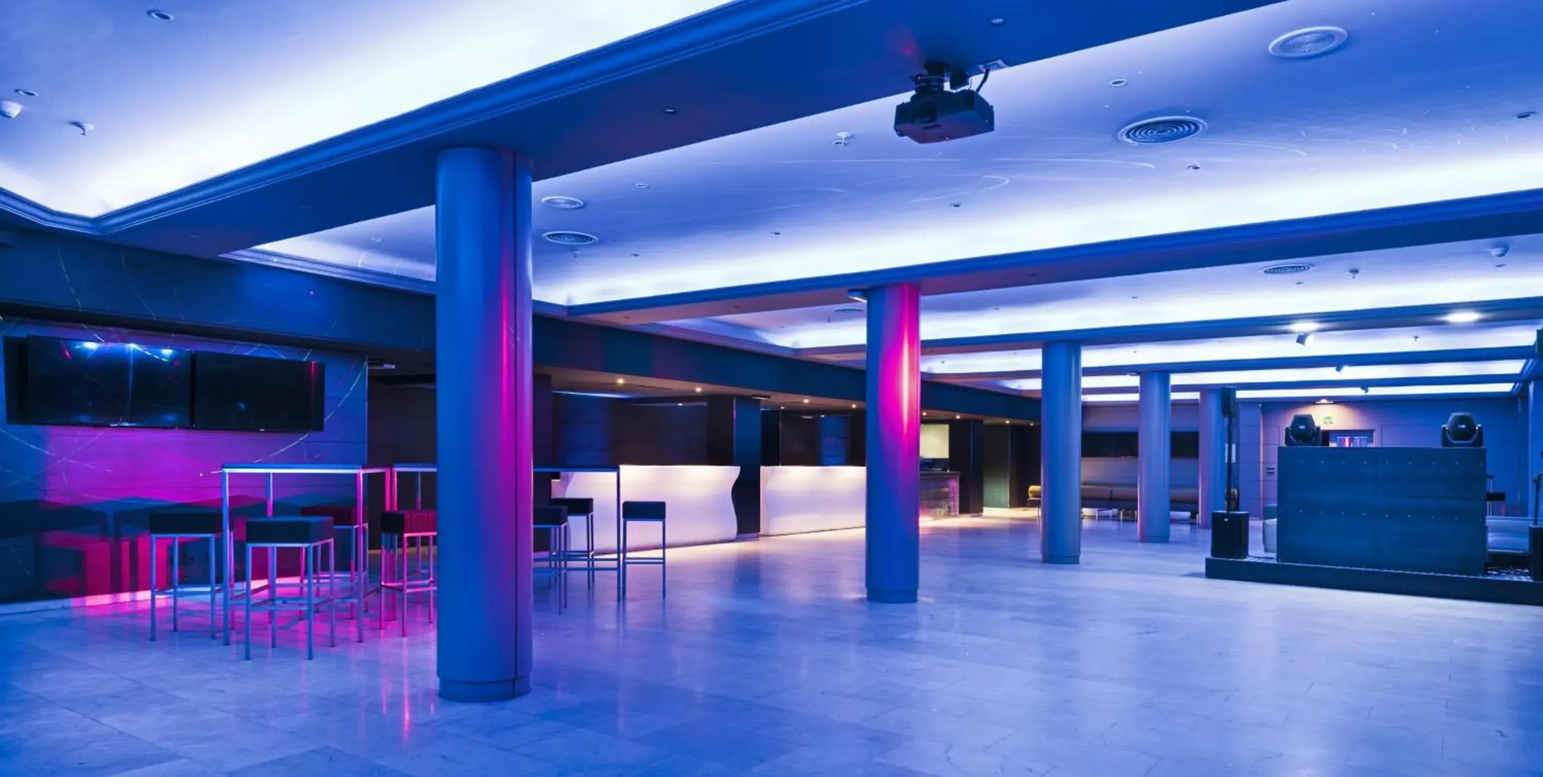 Lounge or bar in NH Collection Gran Hotel de Zaragoza Lounge or bar in NH Collection Gran Hotel de Zaragoza