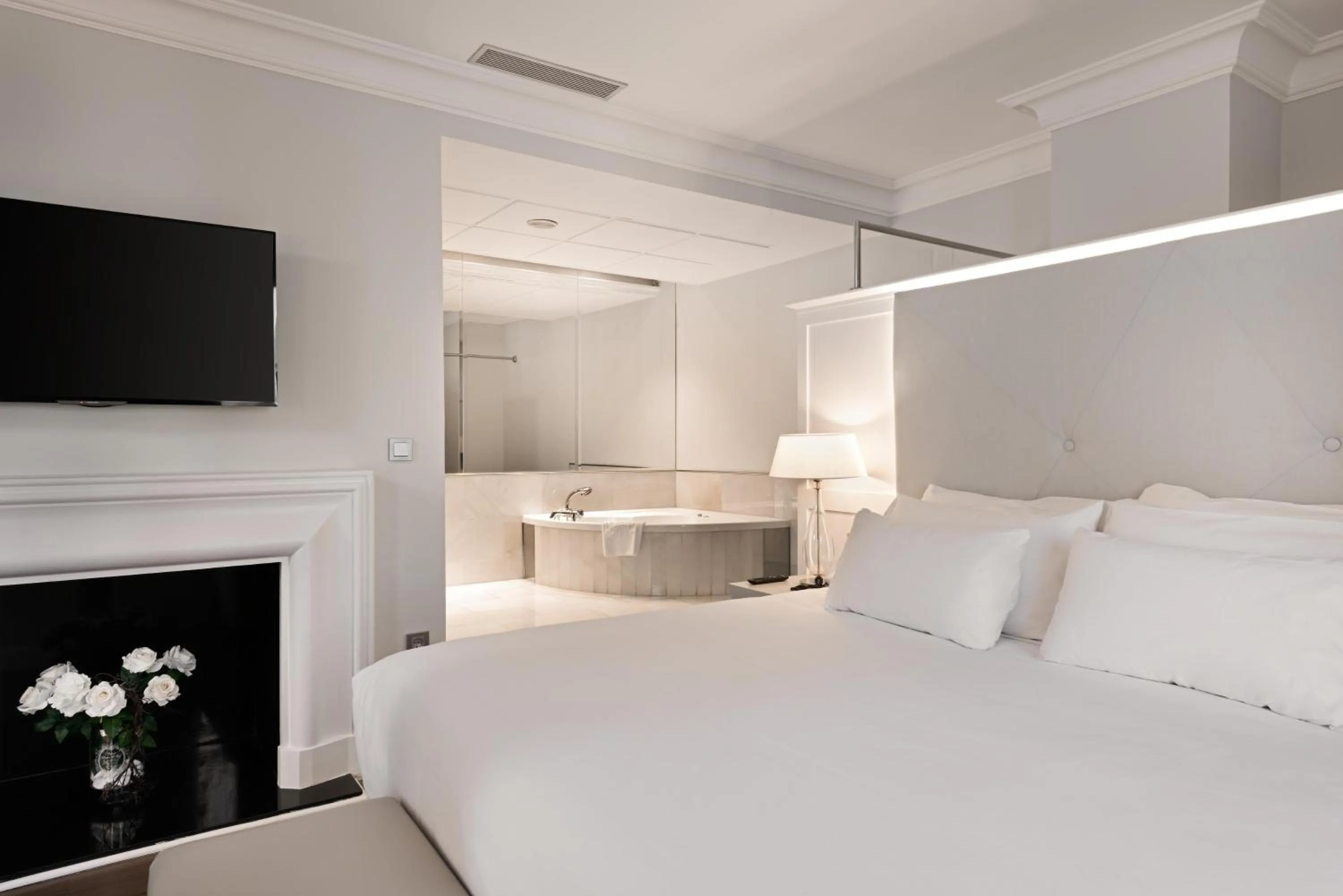 Photo of the whole room, Bed in NH Collection Gran Hotel de Zaragoza