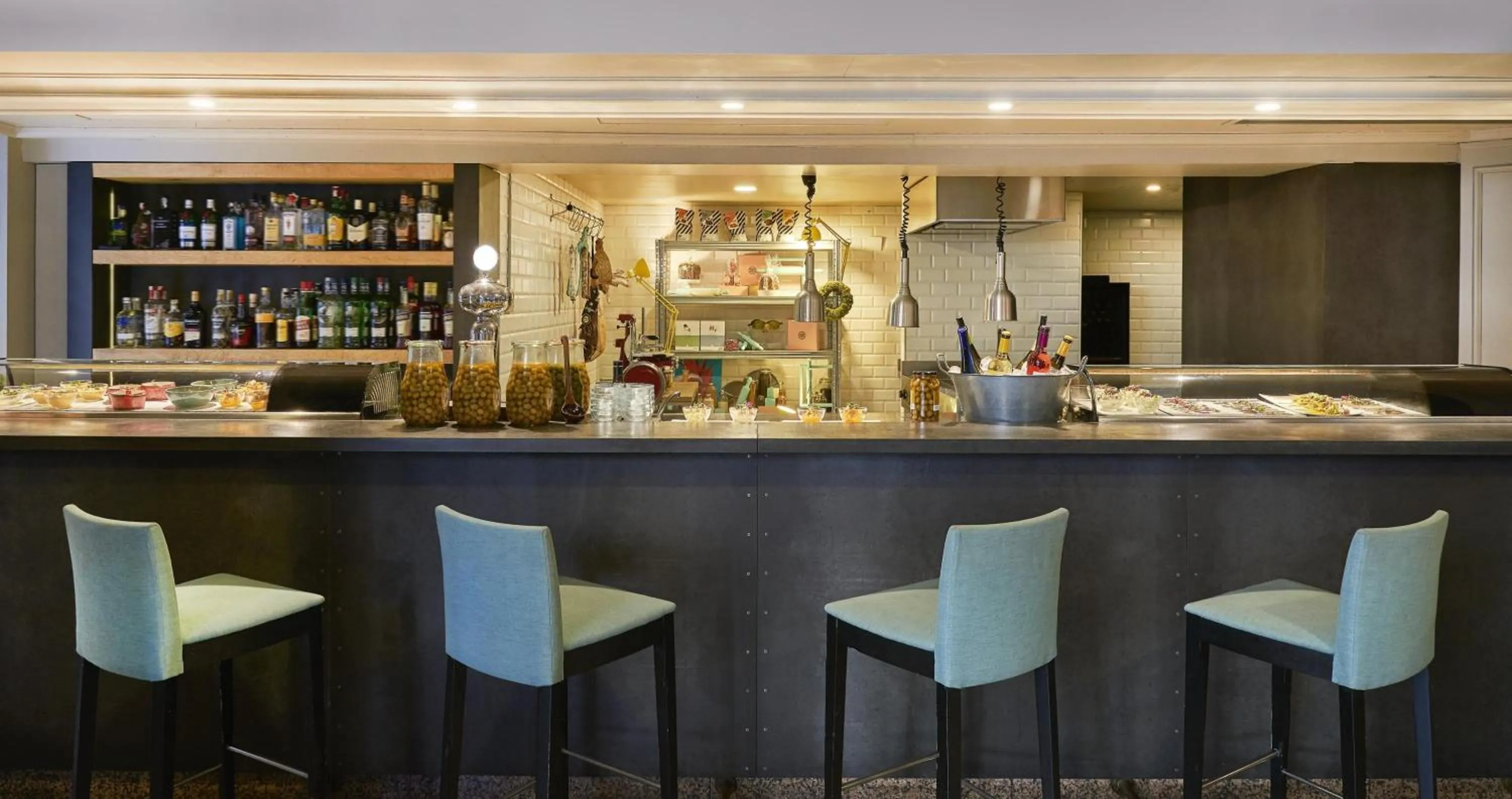 Lounge or bar in NH Collection Gran Hotel de Zaragoza