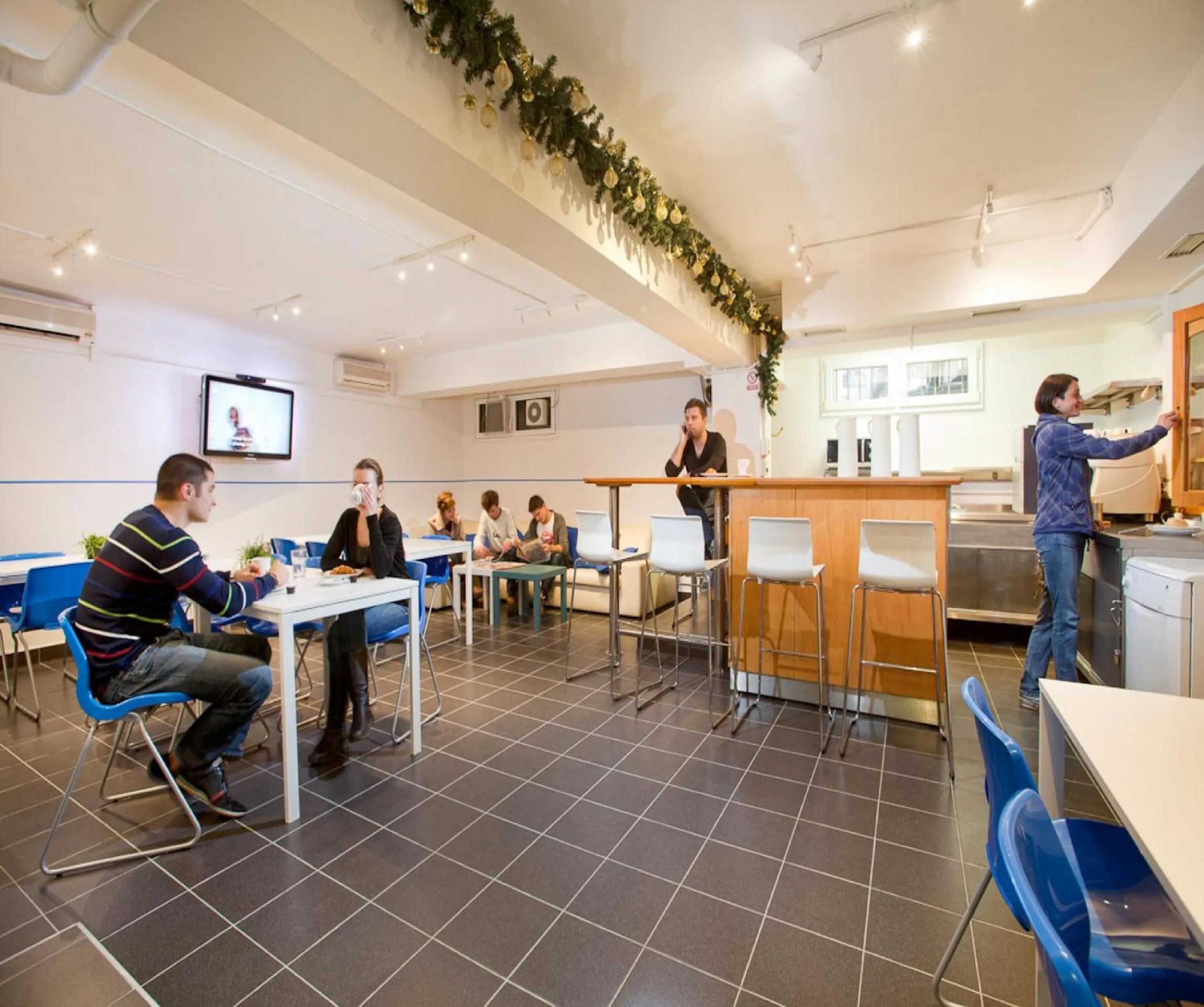 Communal lounge/ TV room in Hostel Bureau