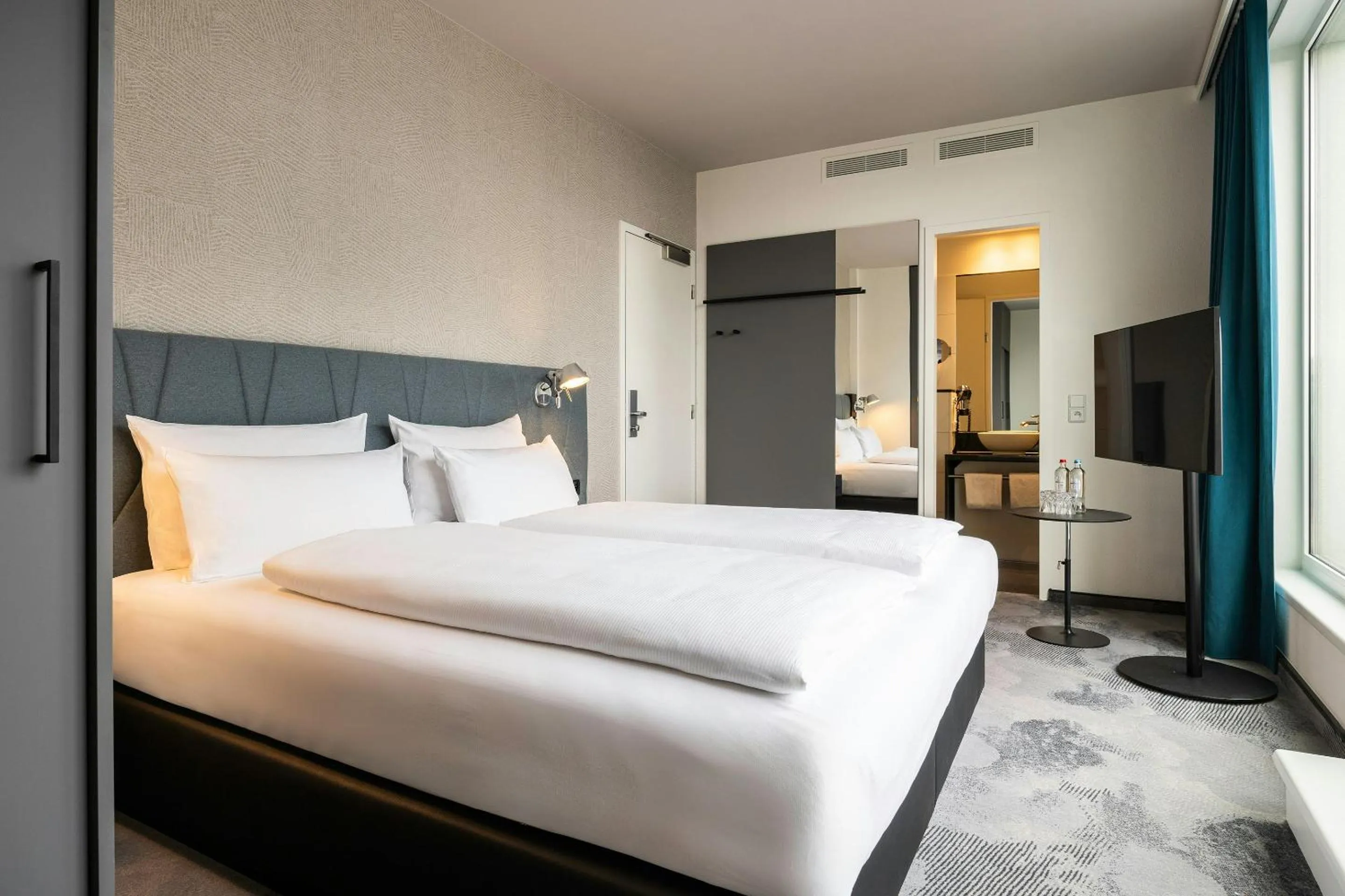 Photo of the whole room, Bed in Motel One Brussels