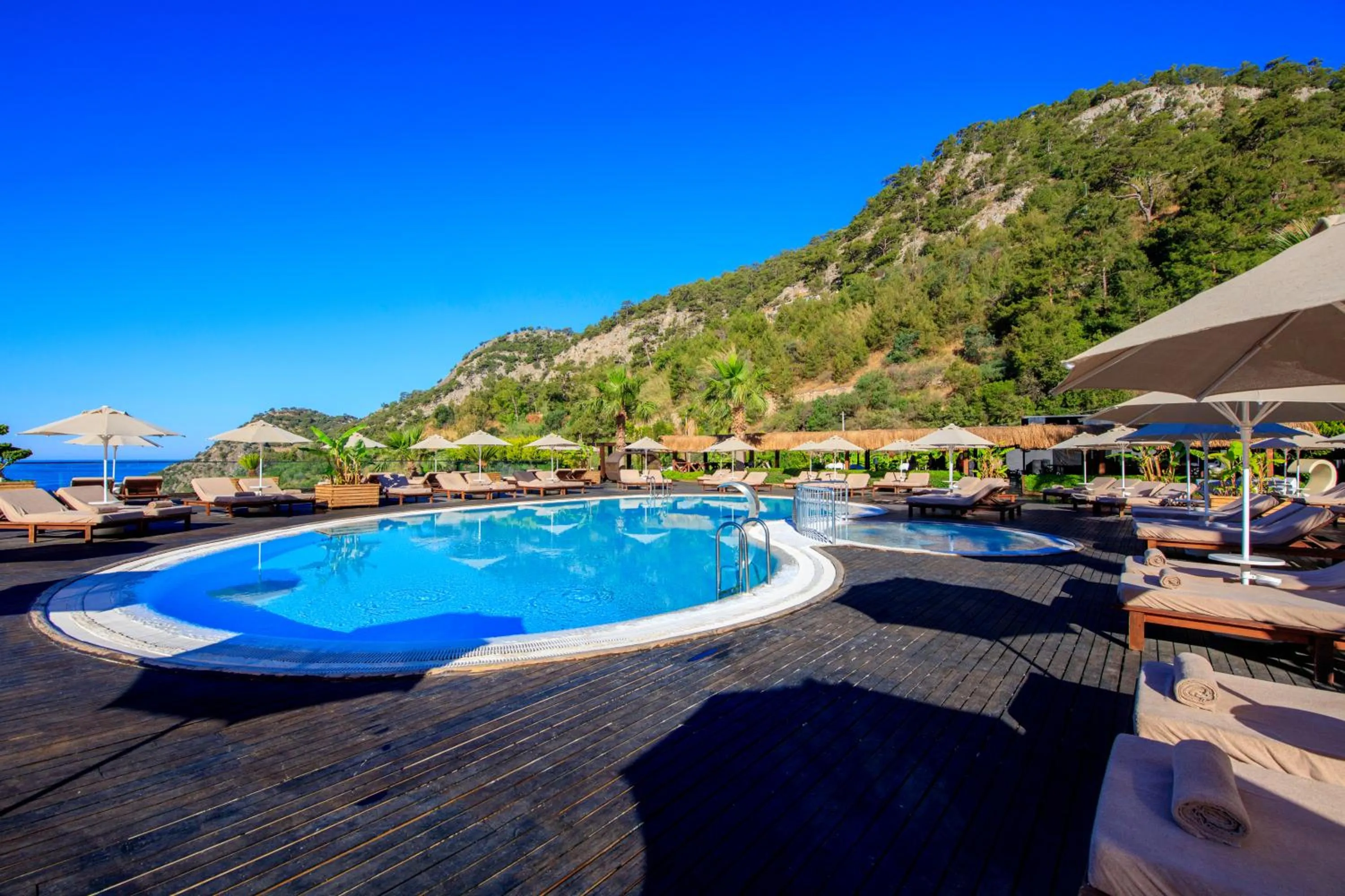 Swimming pool in Manaspark Deluxe Hotel