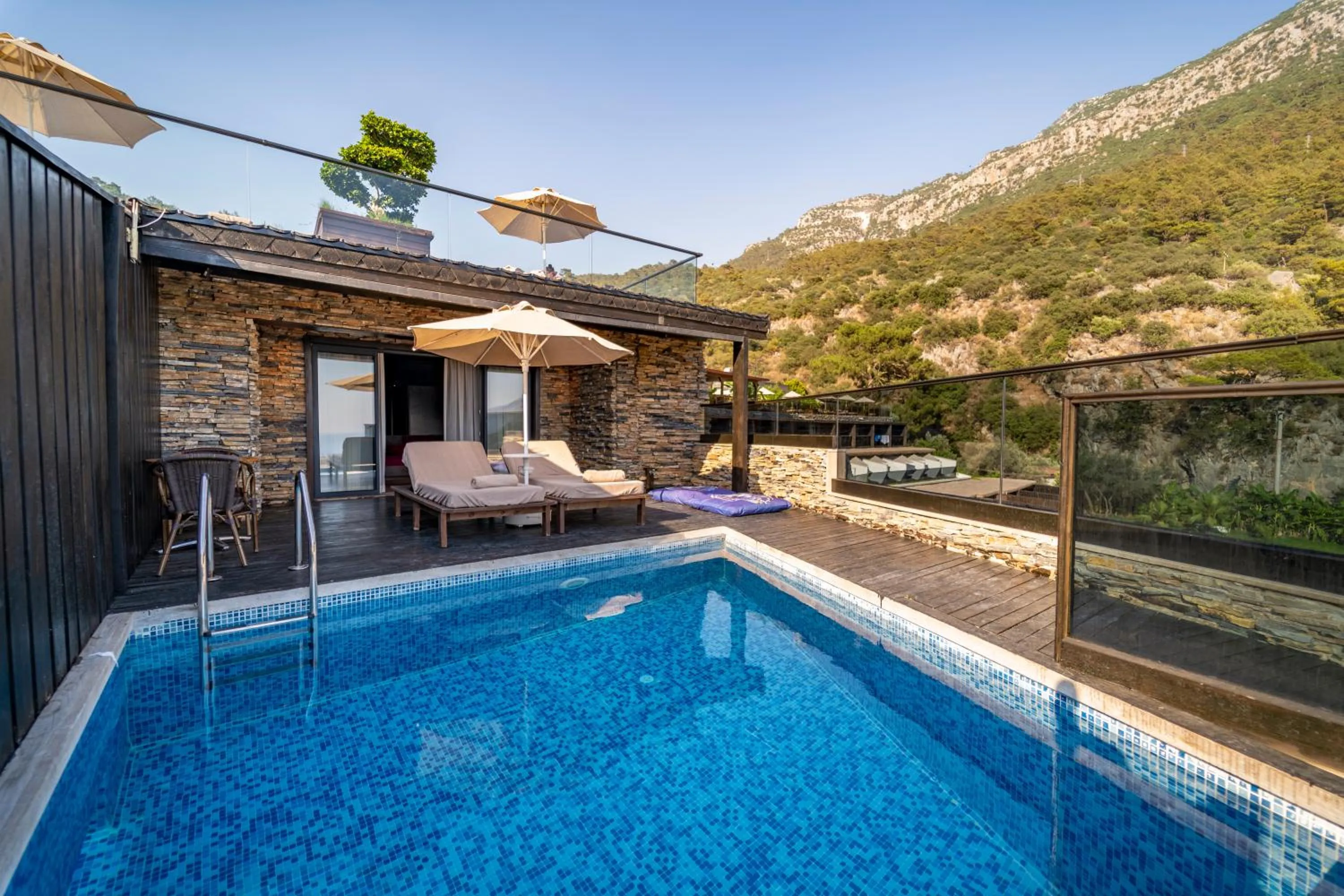 Swimming pool in Manaspark Deluxe Hotel