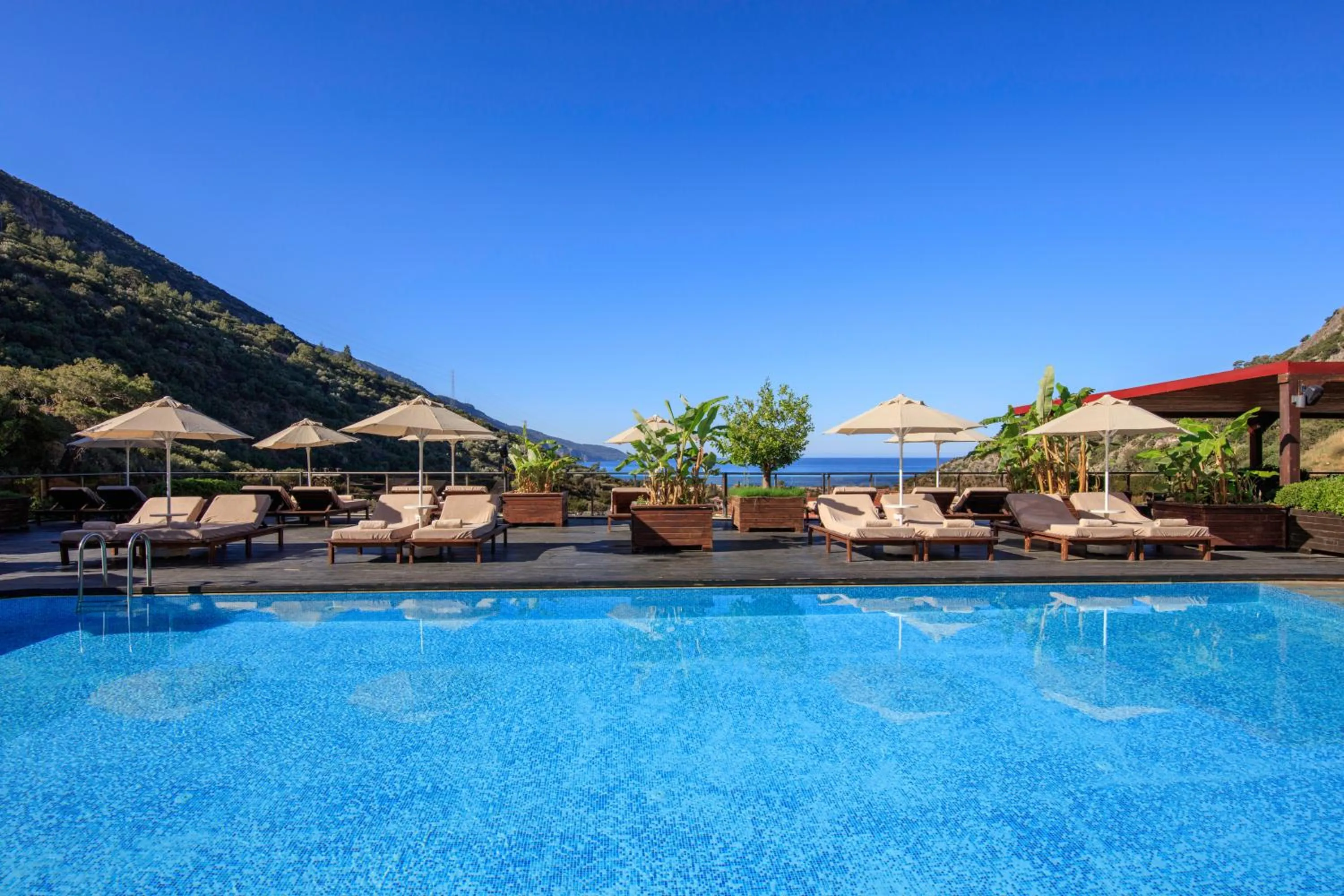 Pool view in Manaspark Deluxe Hotel