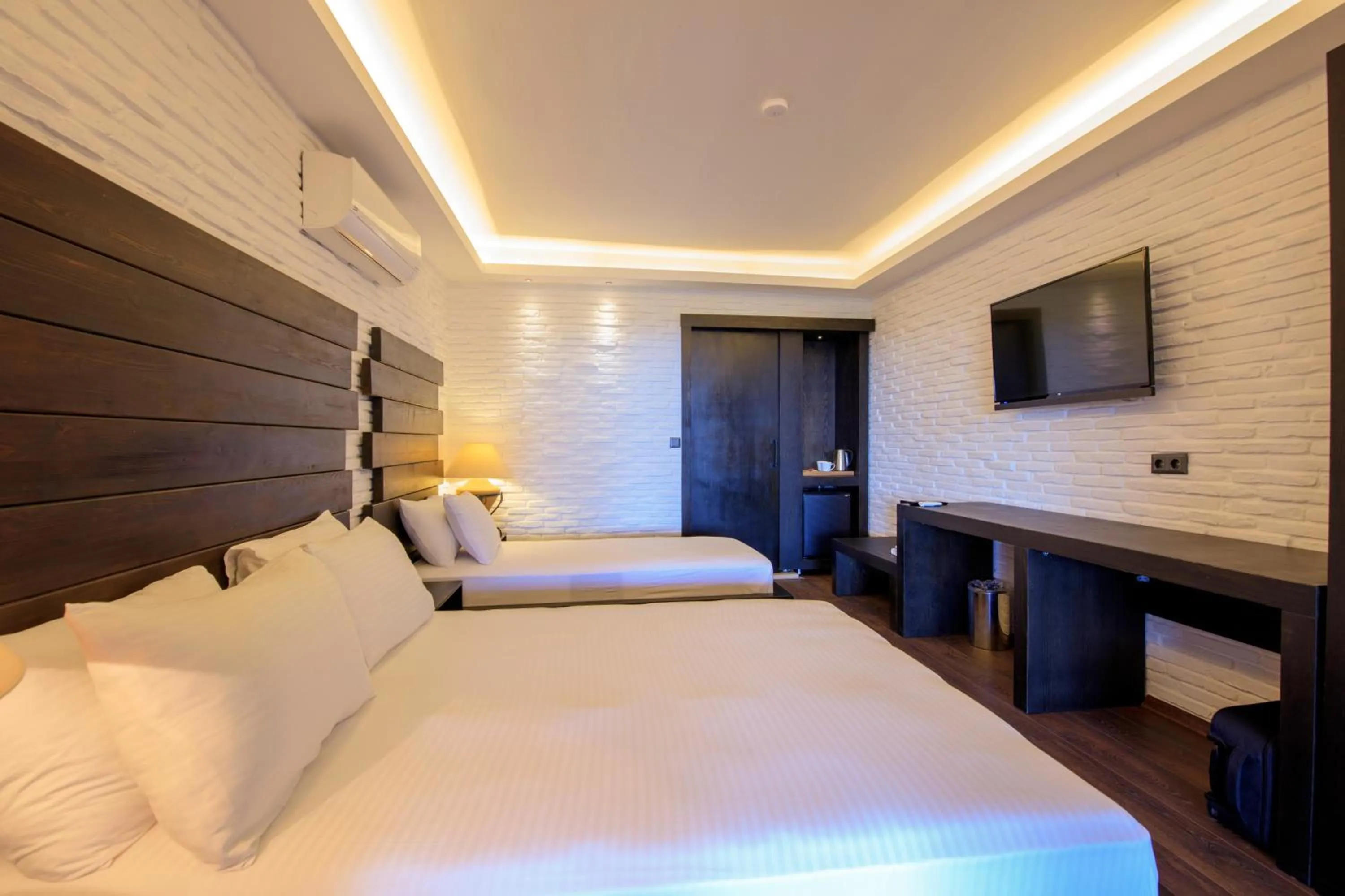 Bed in Manaspark Deluxe Hotel