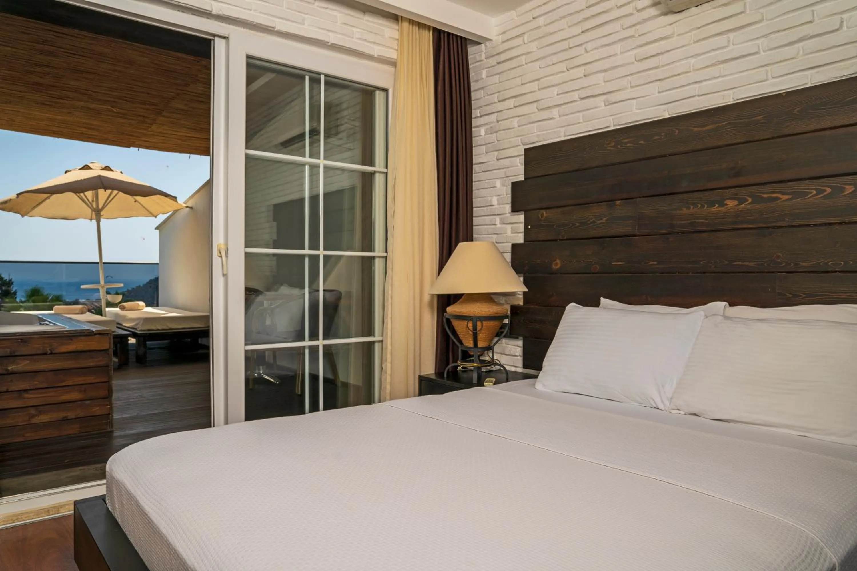 Bed in Manaspark Deluxe Hotel