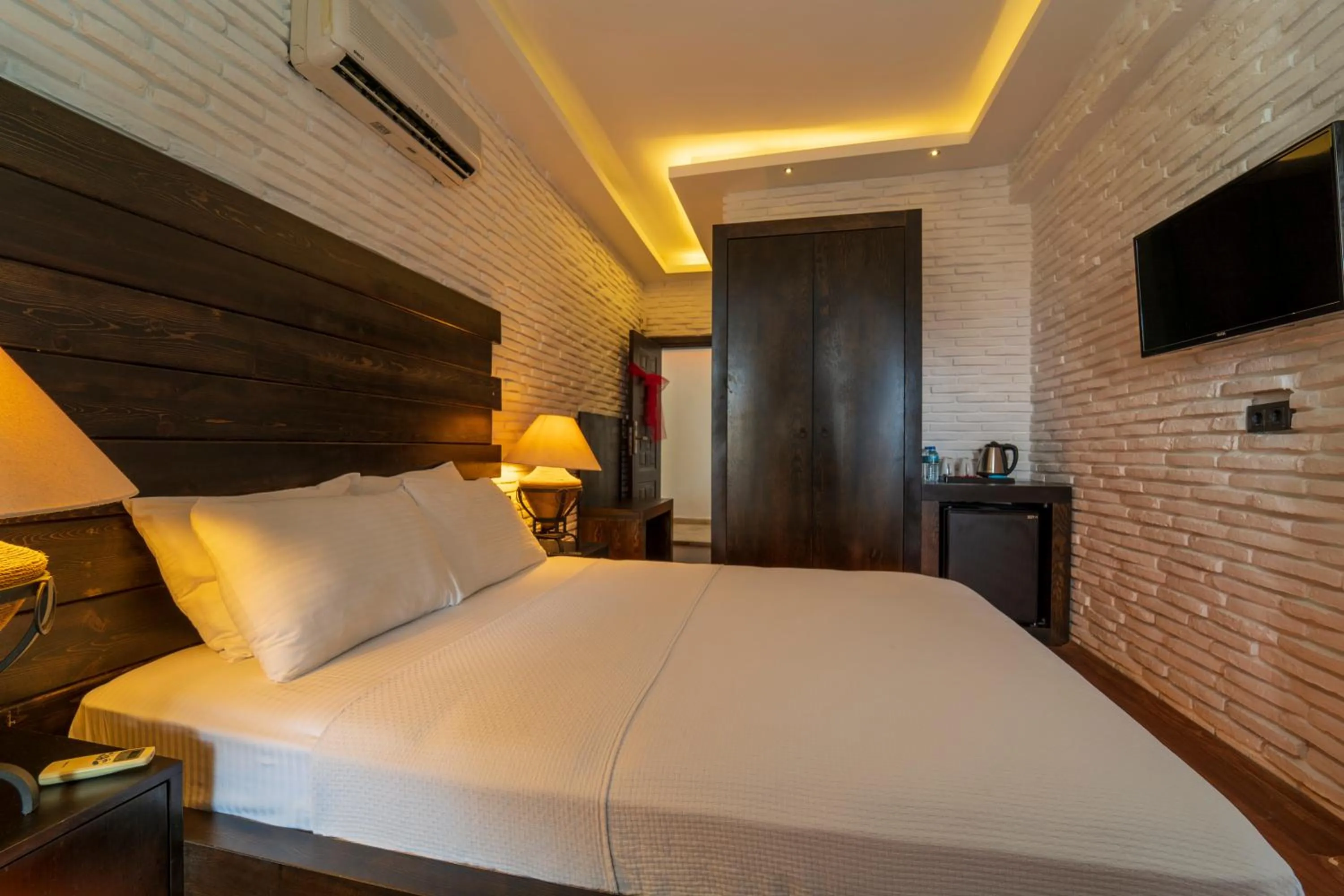 Photo of the whole room, Bed in Manaspark Deluxe Hotel