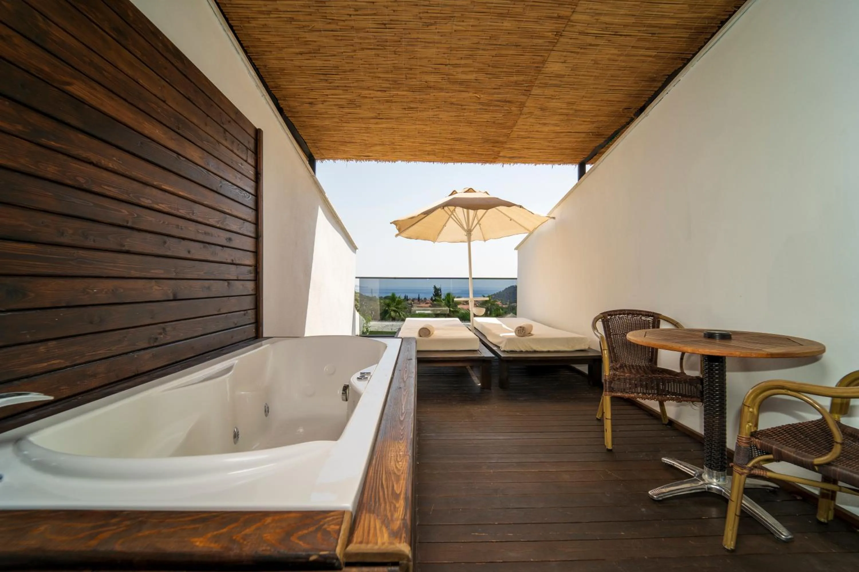 Bath in Manaspark Deluxe Hotel