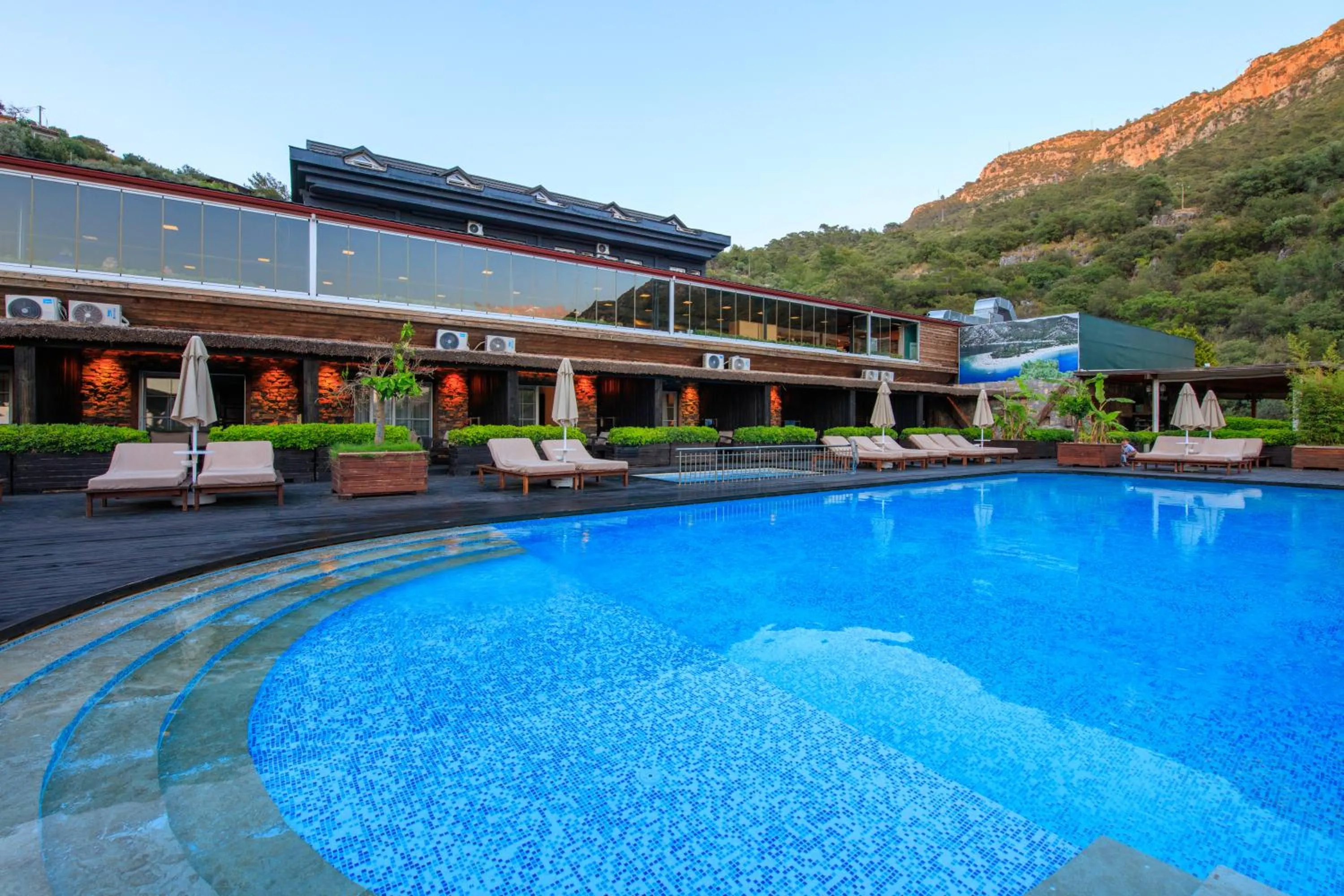 Pool view in Manaspark Deluxe Hotel