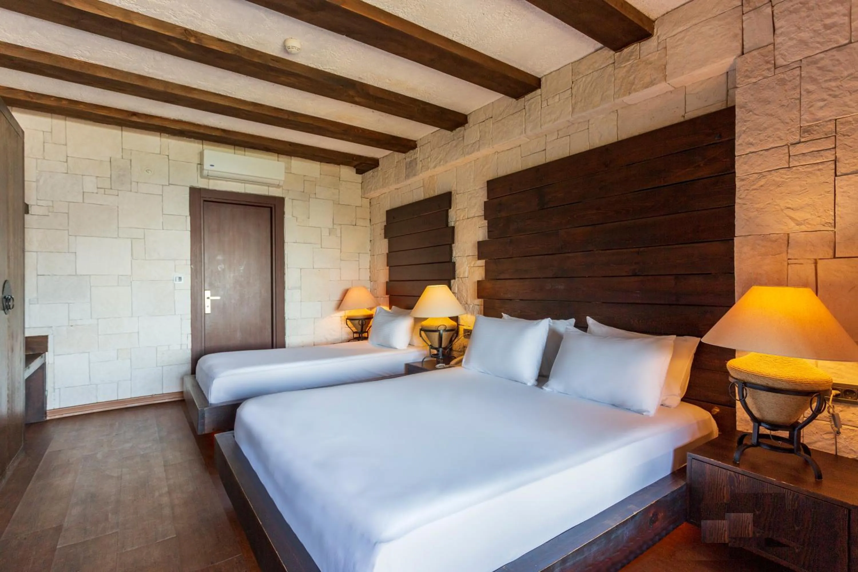 Photo of the whole room, Bed in Manaspark Deluxe Hotel