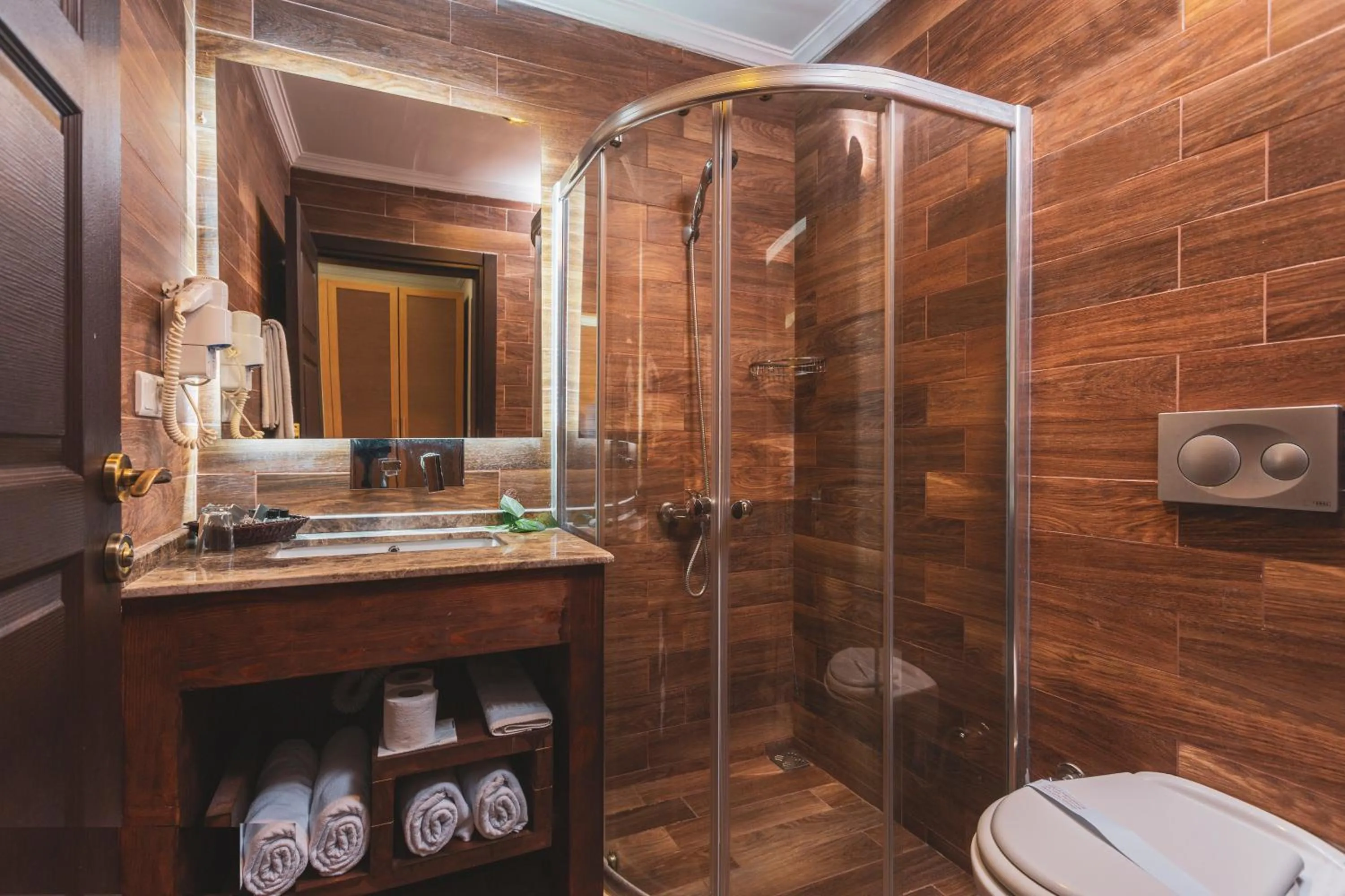 Shower in Manaspark Deluxe Hotel