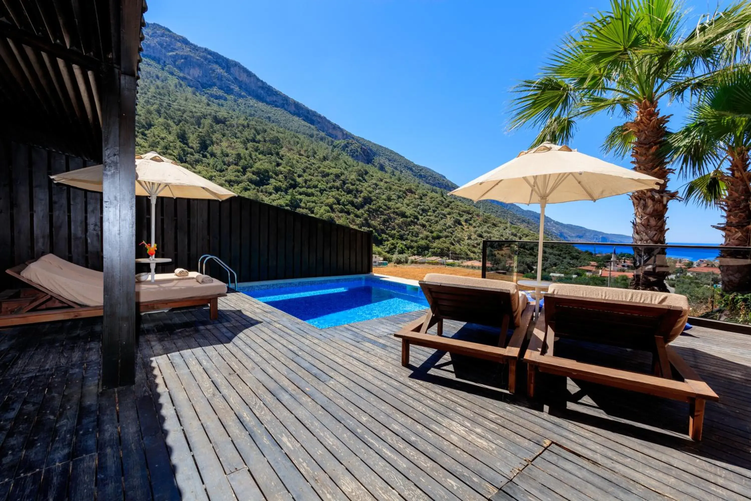 Swimming pool in Manaspark Deluxe Hotel Swimming pool in Manaspark Deluxe Hotel