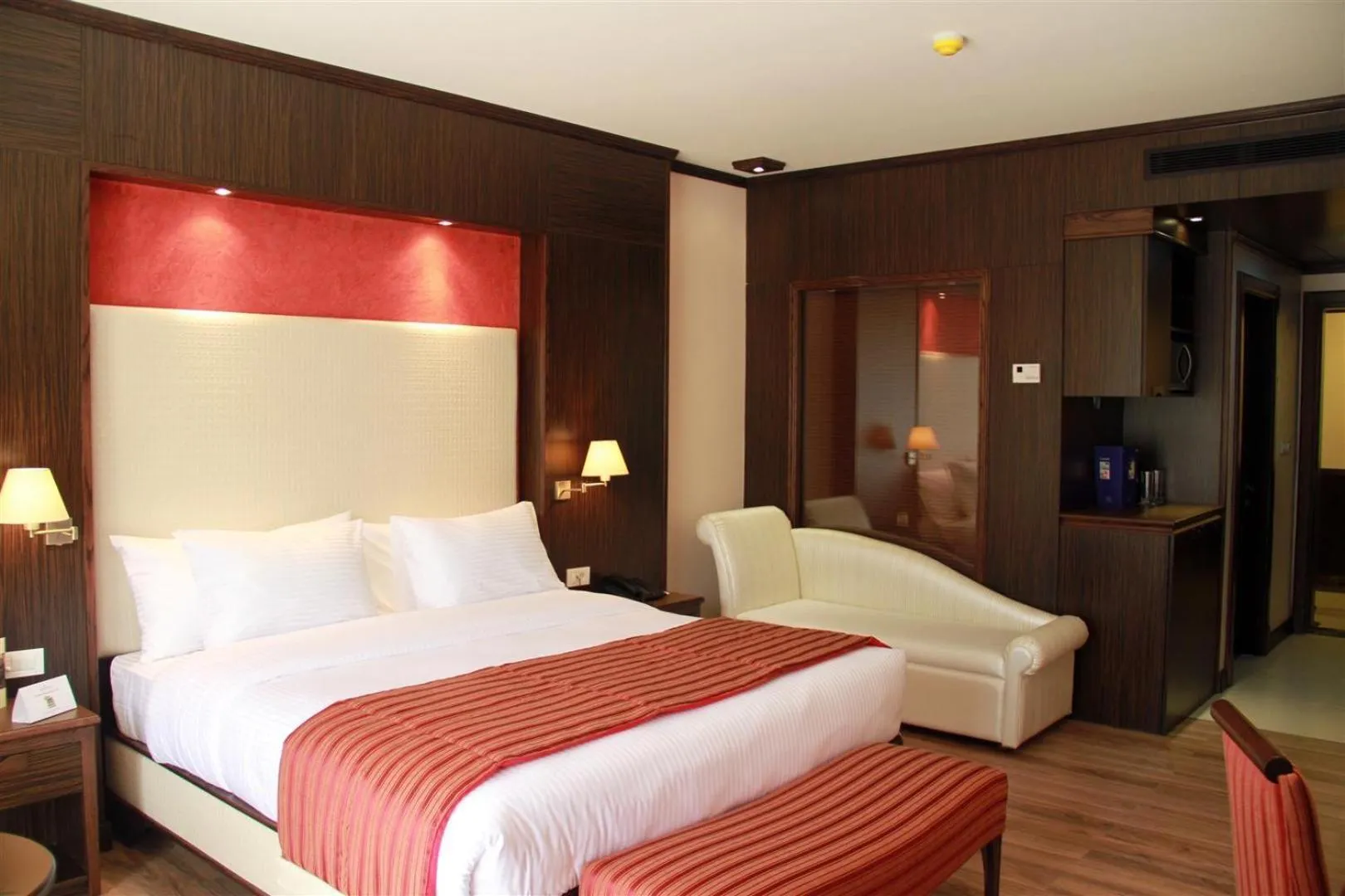 Bed in Golden Lili Resort & Spa