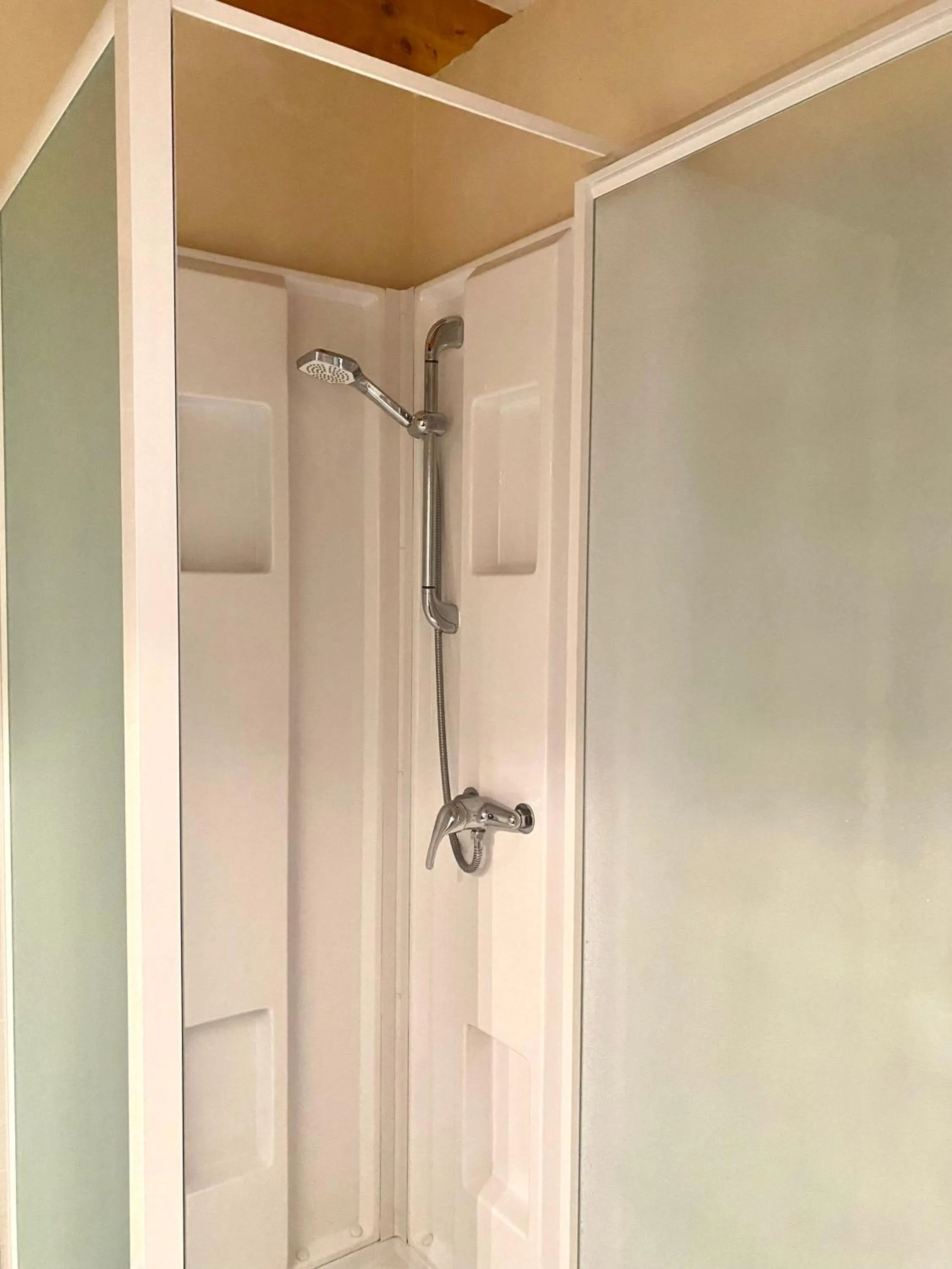 Shower, Bathroom in Domaine du Cellier de la Couronne