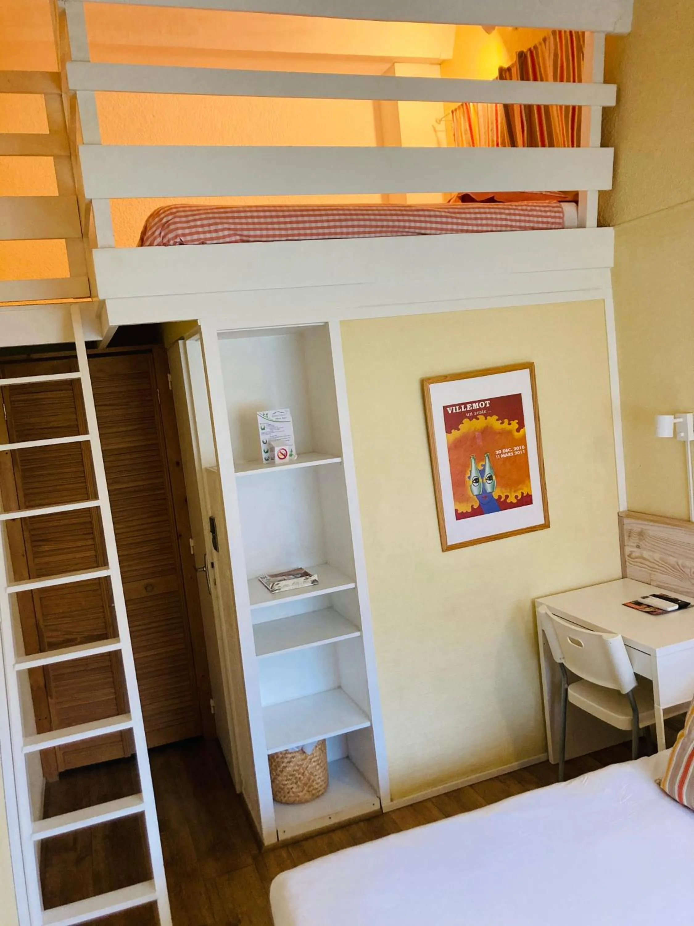 Decorative detail, Bed in Résidence Thibaud